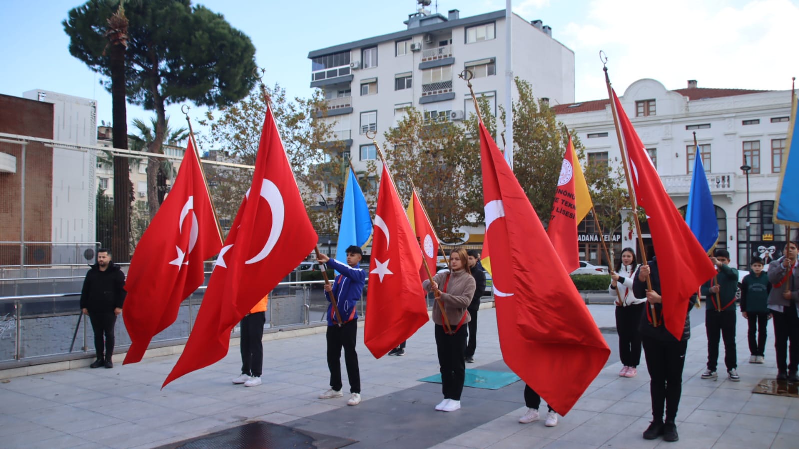 24 Kasım Öğretmenler Günü'nde Manisa'da Program Düzenlendi. Cumhuriyet Meydanı’nda Çelenk Sunma Programı Gerçekleşti.  (9)