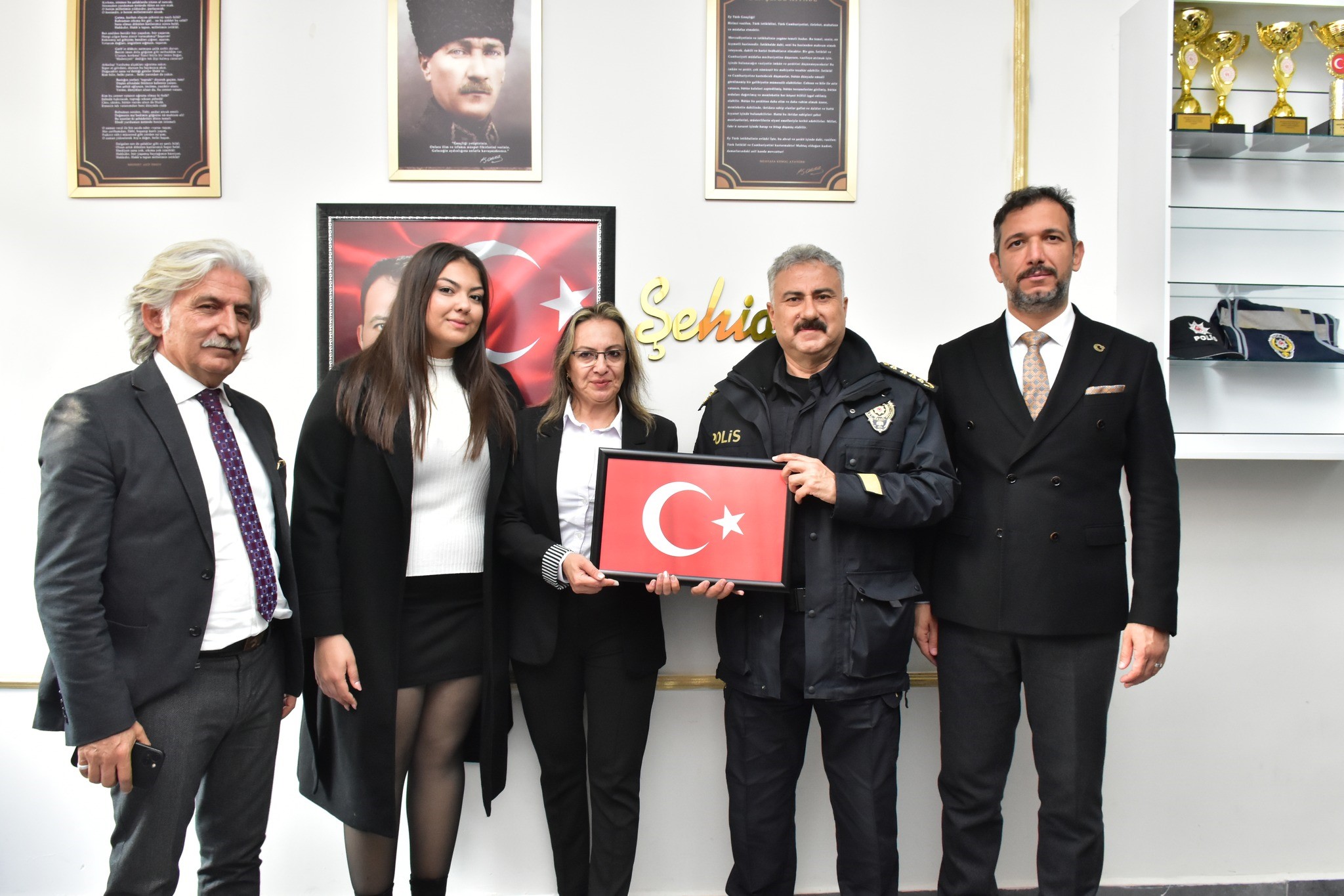 Şehit polisin adı kızının okuduğu ilkokula verildi