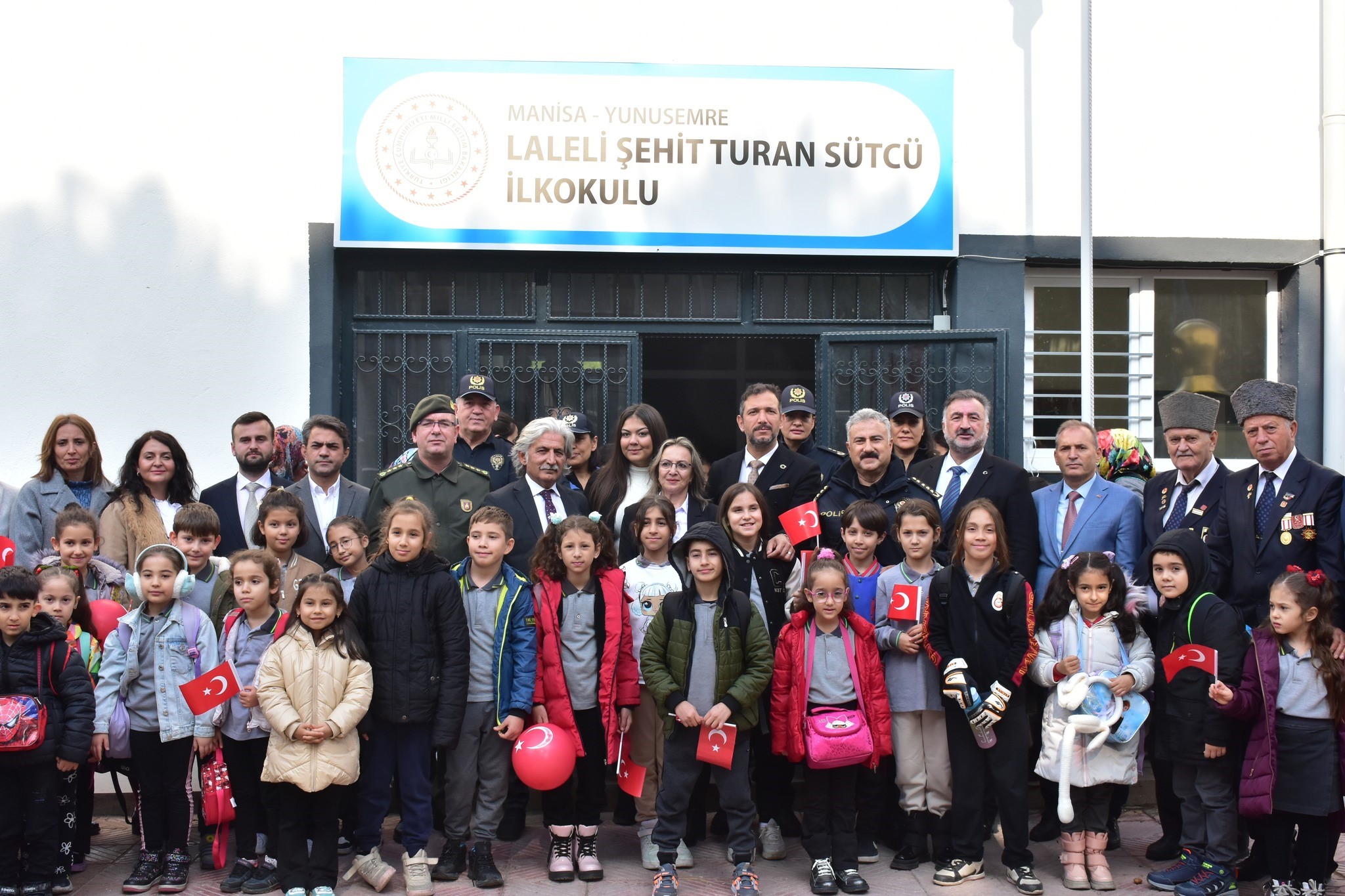 Şehit polisin adı kızının okuduğu ilkokula verildi