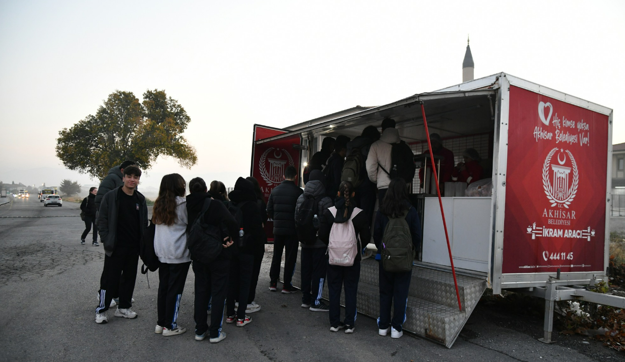 Başkan Dutlulu öğrencilere çorba ikram etti