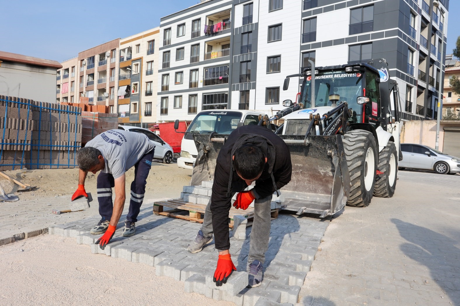 Halkın Talebine Öncelik Veren Yunusemre Belediyesi, Ilçenin En Büyük Mahallesi Olan Muradiye’de Bozulan Yol Ve Sokaklarda Kilitli Parke Taşı Döşeme Çalışmaları Gerçekleştiriyor. (2)