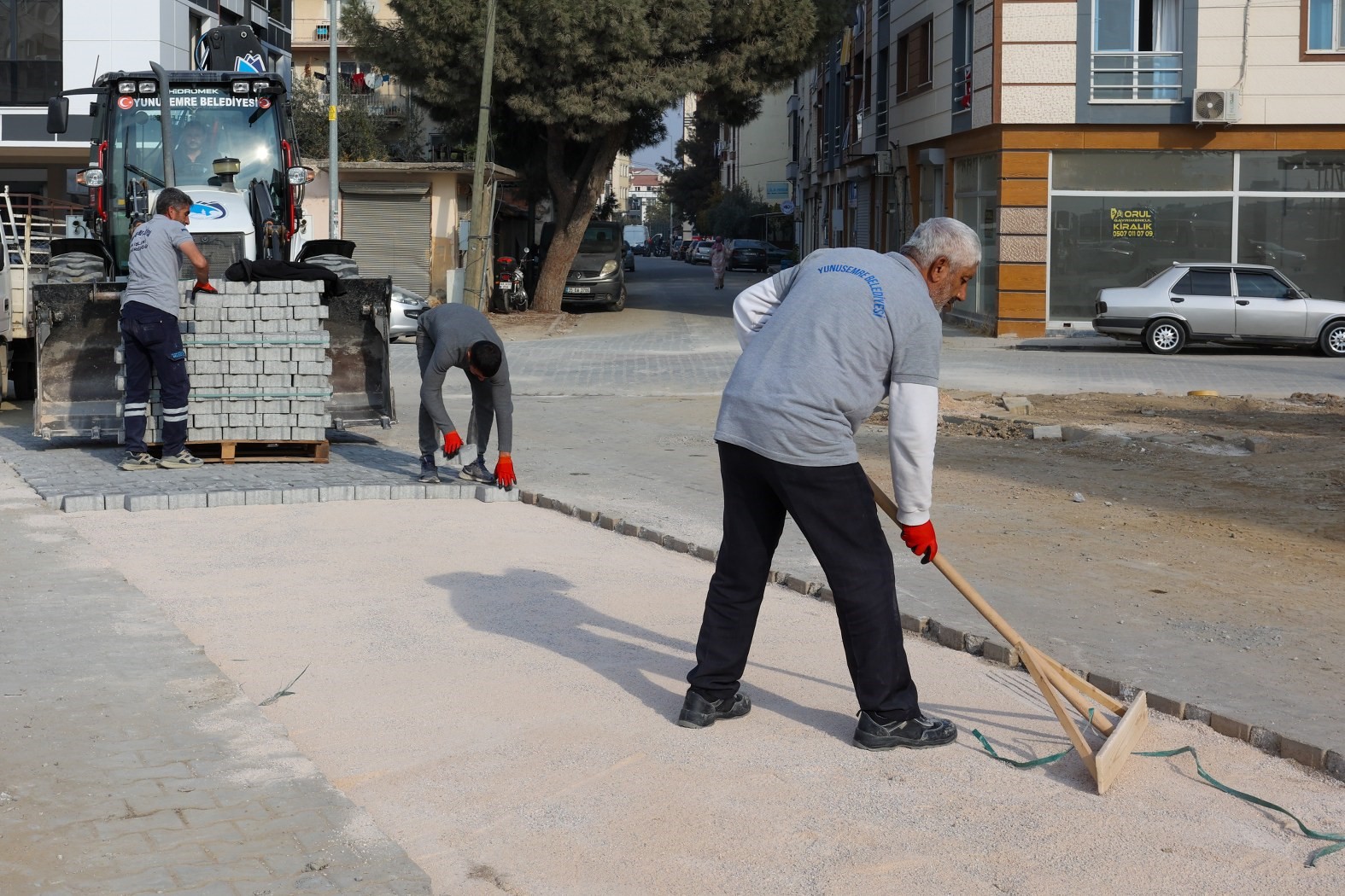 Halkın Talebine Öncelik Veren Yunusemre Belediyesi, Ilçenin En Büyük Mahallesi Olan Muradiye’de Bozulan Yol Ve Sokaklarda Kilitli Parke Taşı Döşeme Çalışmaları Gerçekleştiriyor. (3)