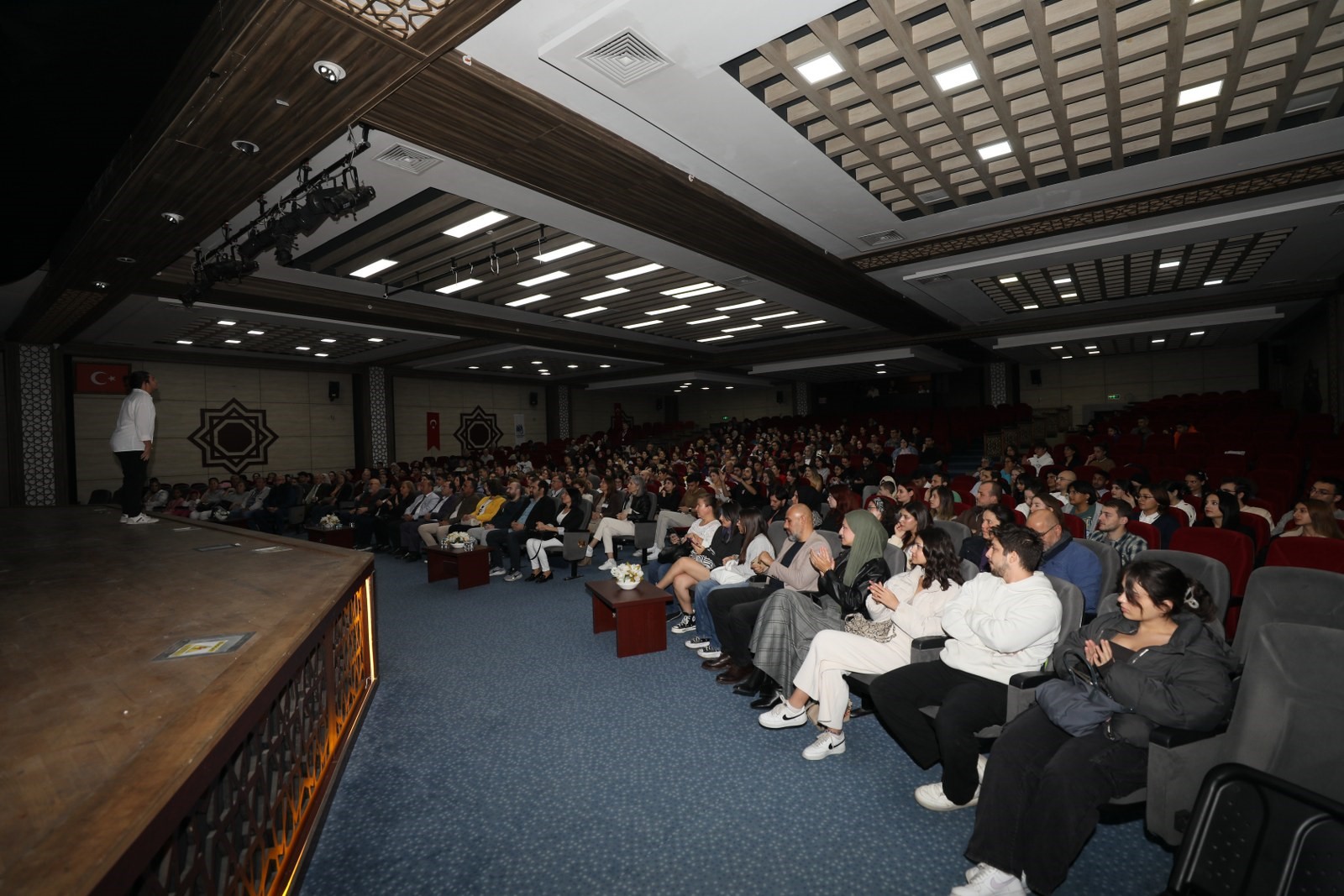 Manisa Cbü’lü Öğrencilerin Sahnelediği ‘Çılgın Dünya’ Kırdı Geçirdi (2)