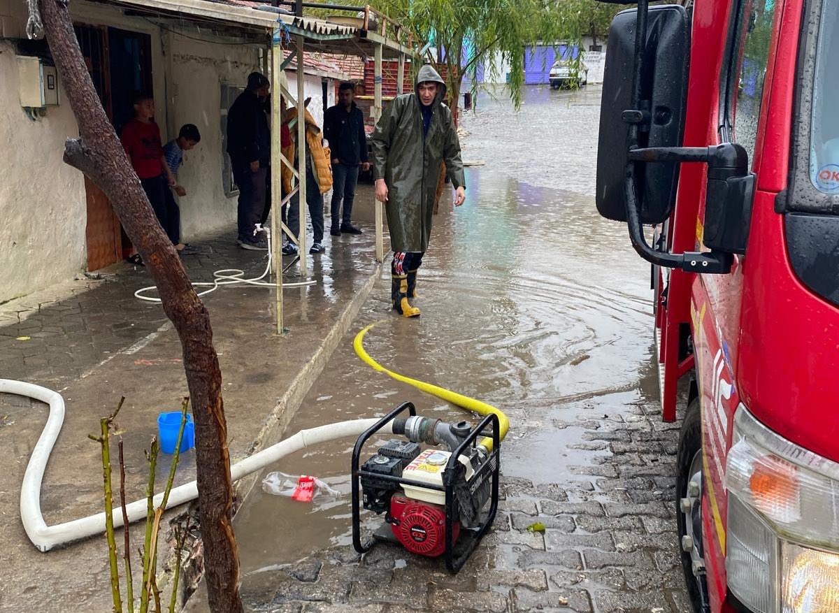 Manisa’da Etkili Olan Olumsuz Hava Koşullarına Karşı, Manisa Büyükşehir Belediyesi Ekipleri Sahada Yoğun Bir Mesai Harcıyor. (2)