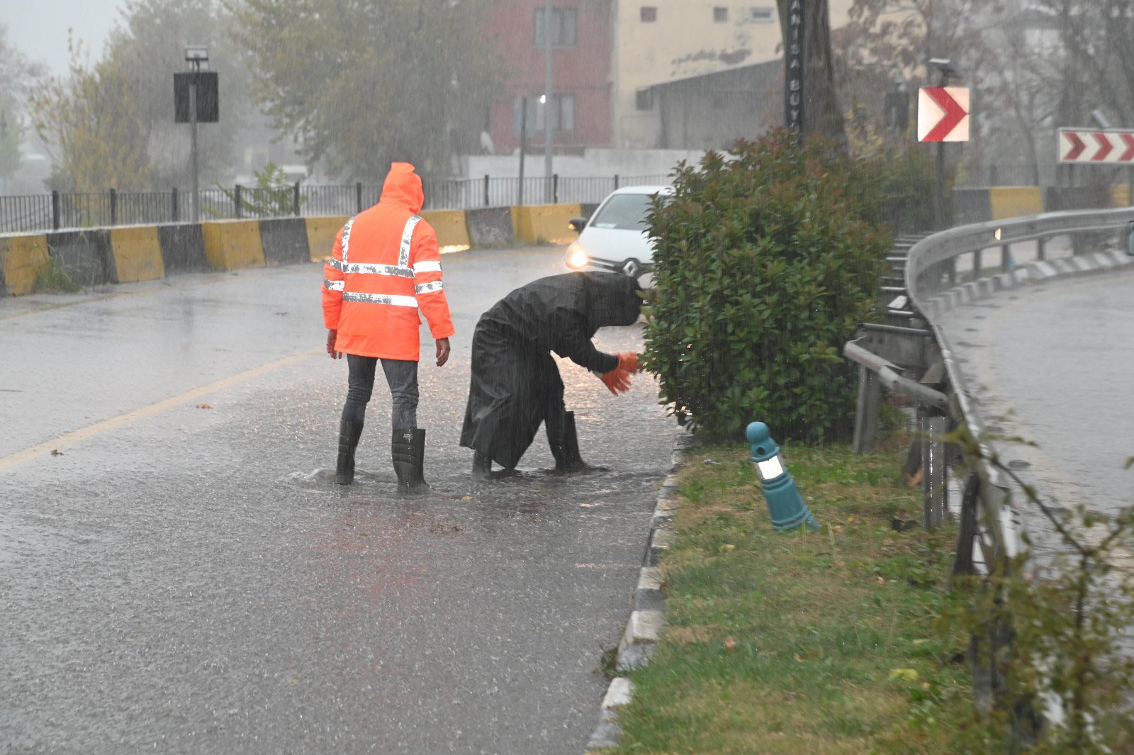 Manisa’da Etkili Olan Olumsuz Hava Koşullarına Karşı, Manisa Büyükşehir Belediyesi Ekipleri Sahada Yoğun Bir Mesai Harcıyor. (5)