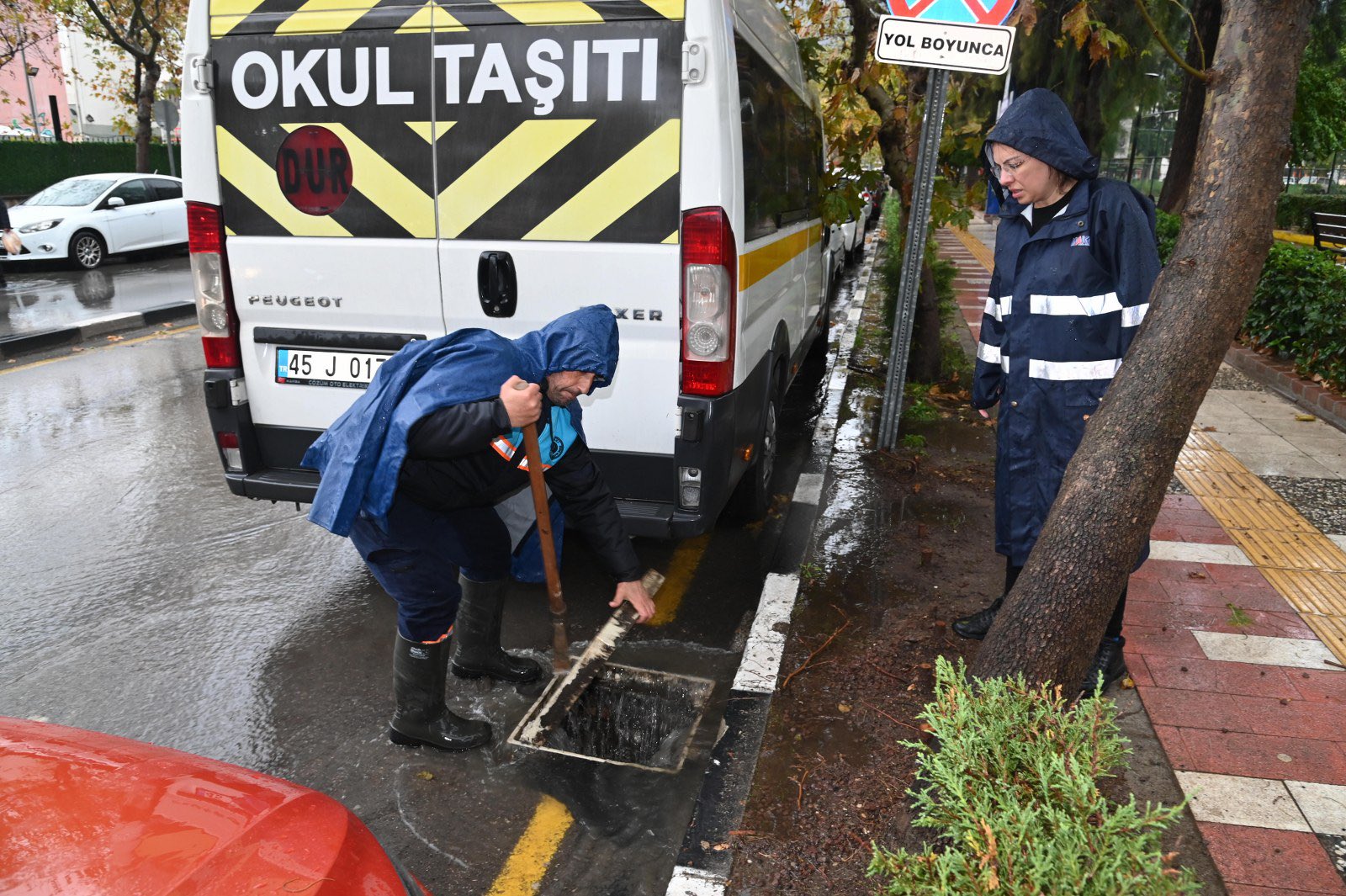 Manisa’da Etkili Olan Olumsuz Hava Koşullarına Karşı, Manisa Büyükşehir Belediyesi Ekipleri Sahada Yoğun Bir Mesai Harcıyor. (6)