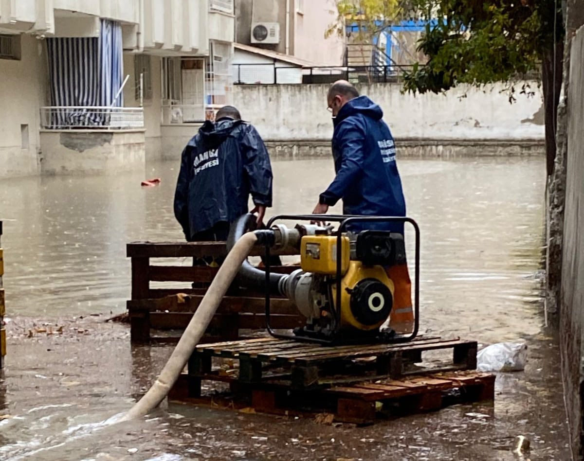 Manisa’da Etkili Olan Olumsuz Hava Koşullarına Karşı, Manisa Büyükşehir Belediyesi Ekipleri Sahada Yoğun Bir Mesai Harcıyor. (7)