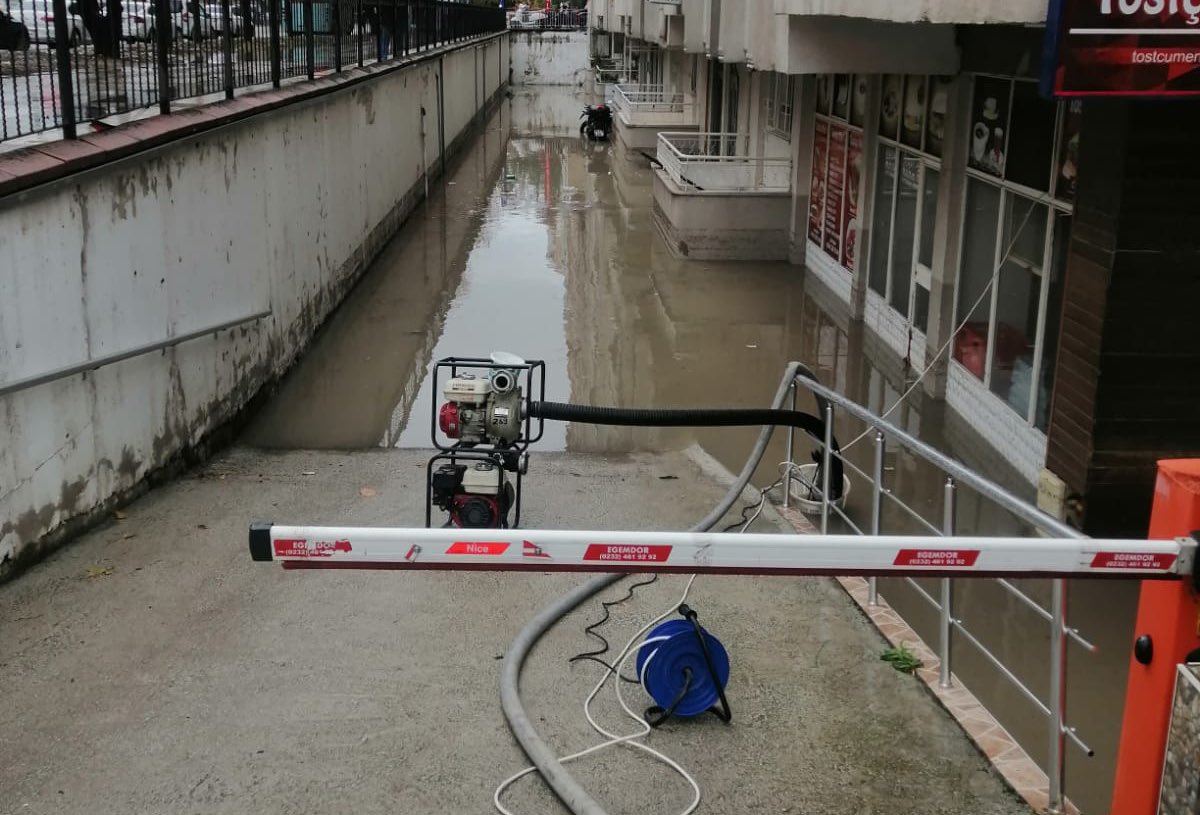 Manisa’da Etkili Olan Olumsuz Hava Koşullarına Karşı, Manisa Büyükşehir Belediyesi Ekipleri Sahada Yoğun Bir Mesai Harcıyor. (8)