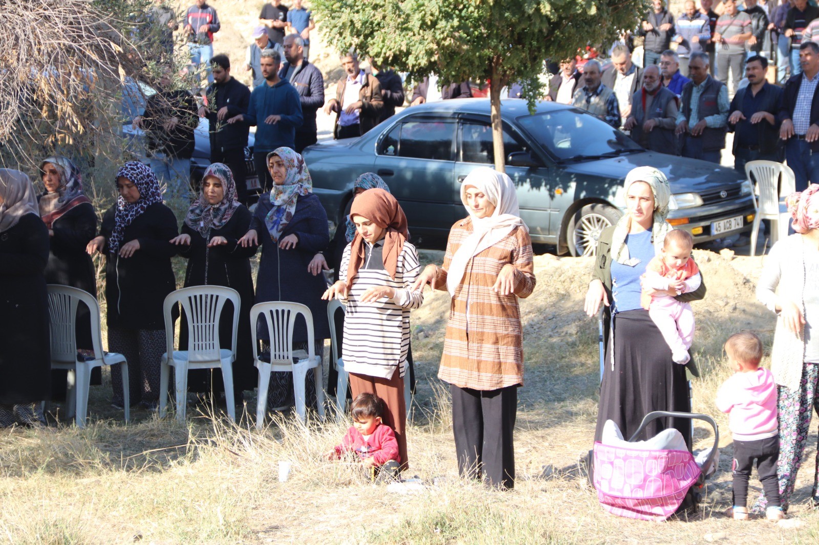 Manisa'nın Turgutlu Ilçesine Bağlı Kırsal Avşar Mahallesi'nde Vatandaşlar Mevsimin Kurak Geçmesi Nedeniyle Yağmur Duasına Çıktı (1)