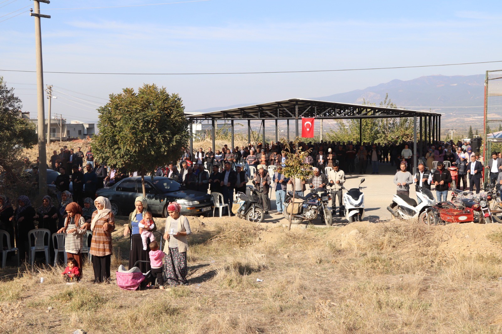 Manisa'nın Turgutlu Ilçesine Bağlı Kırsal Avşar Mahallesi'nde Vatandaşlar Mevsimin Kurak Geçmesi Nedeniyle Yağmur Duasına Çıktı (2)