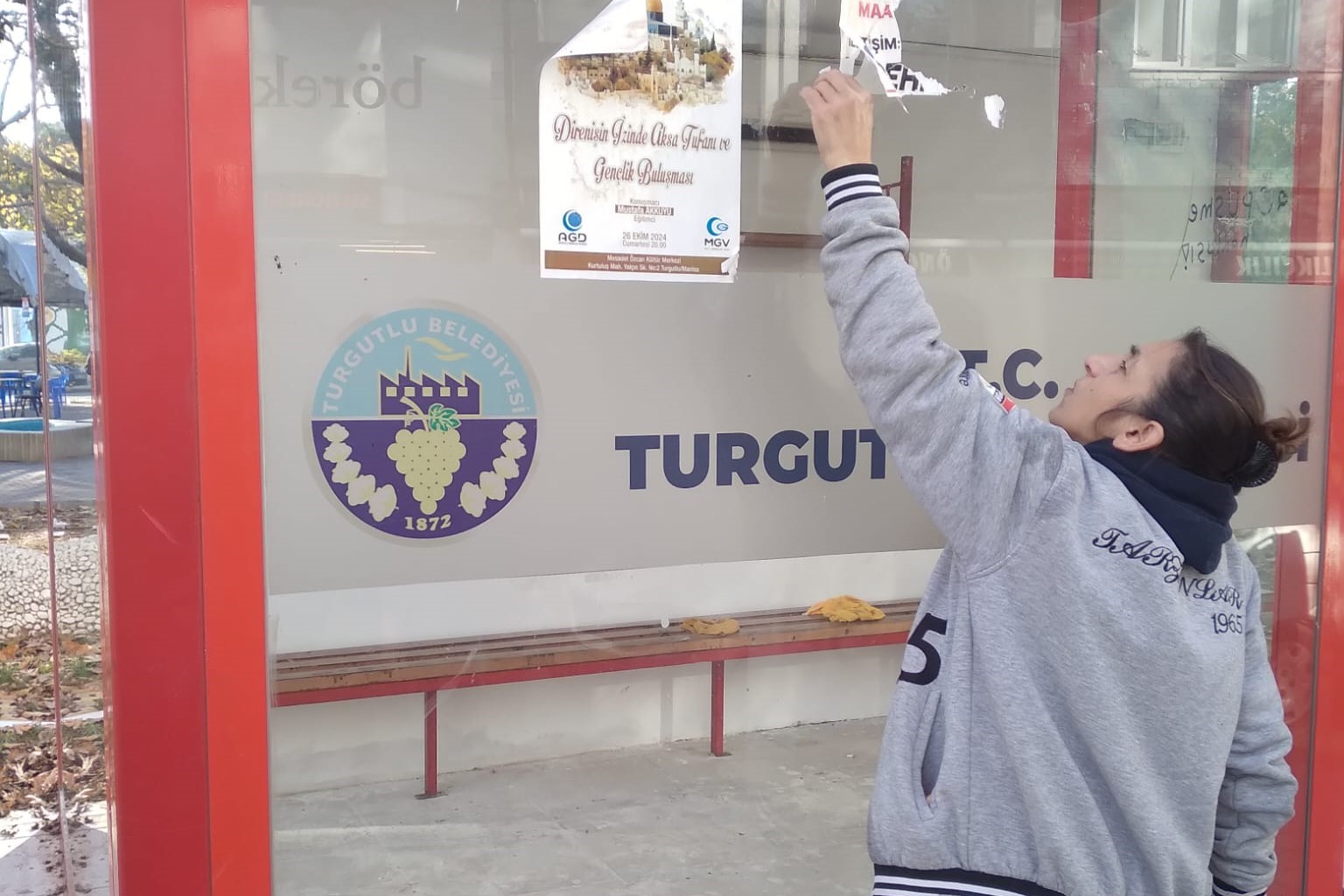 Turgutlu’da Zarar Gören Servis Bekleme Durakları Yenilendi (2)