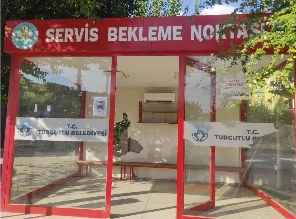 Turgutlu’da Zarar Gören Servis Bekleme Durakları Yenilendi (3)