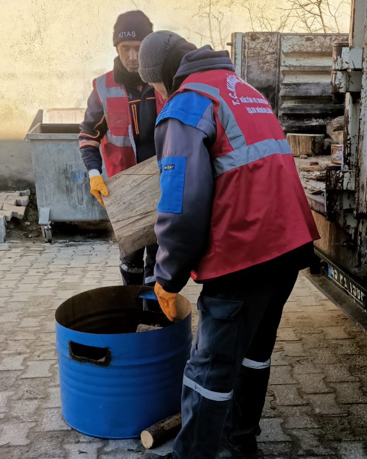 Manisa Kırkağaç’ta Odun Dağıtımı Başladı (3)