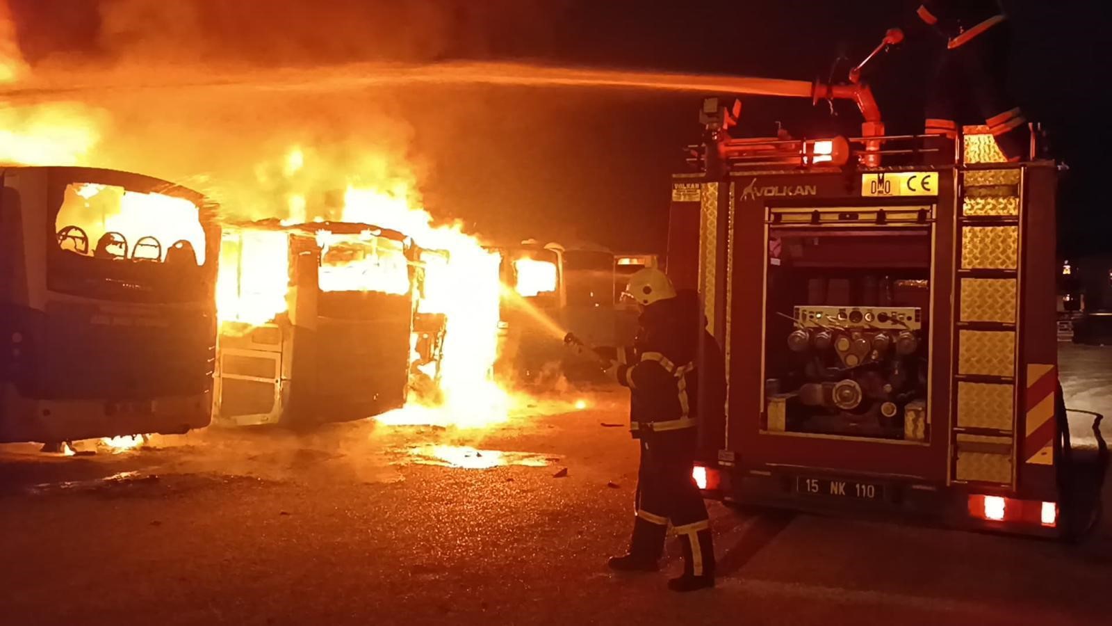 5 Halk Otobüsü Alev Alev Yanarak Hurdaya Döndü! (4)