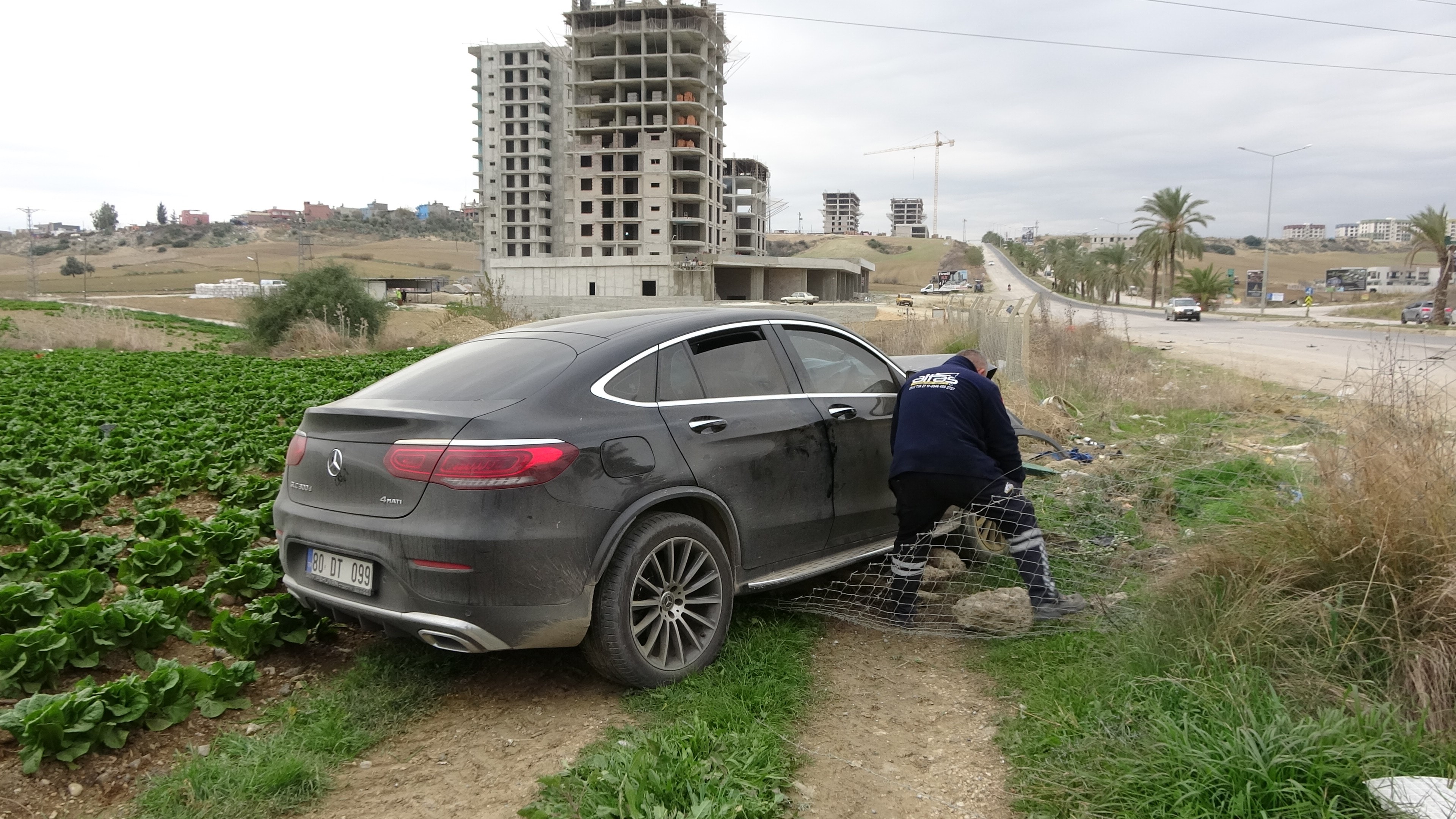 Adana’da 14 Yaşındaki Sürücü Kullandığı Cip Ile Arkadan Bir Otomobile Çarptı, O Anlar Anbean Güvenlik Kamerasına Yansıdı. (4)