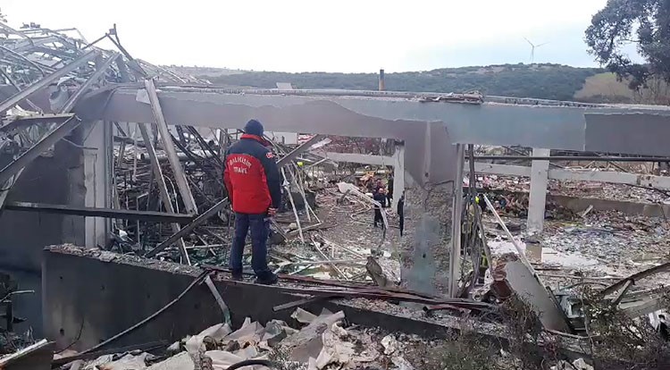 Balıkesir Valisi İsmail Ustaoğlu, Karesi'de Mühimmat Fabrikasındaki Patlamada 12 Kişinin Hayatını Kaybettiğini, 3 Kişinin De Yaralandığını Açıkladı (4)