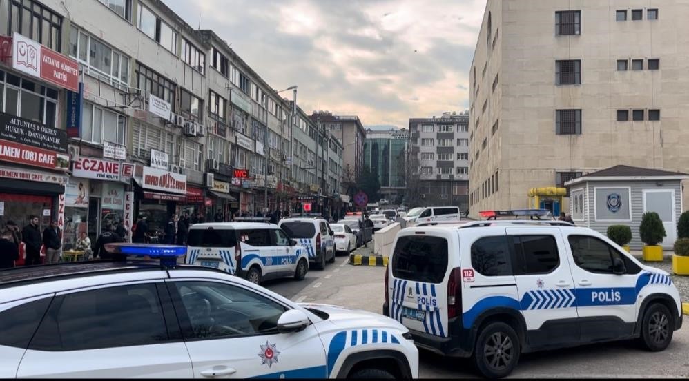 Bursa’da Duruşma Salonunda 2 Sanığın Öldürüldüğü, Bir Jandarma Personelinin Şehit, Diğerinin Ise Yaralandığı Silahlı Saldırı Sonrası 10 Şüpheli Adliyeye Sevk Edildi (3)