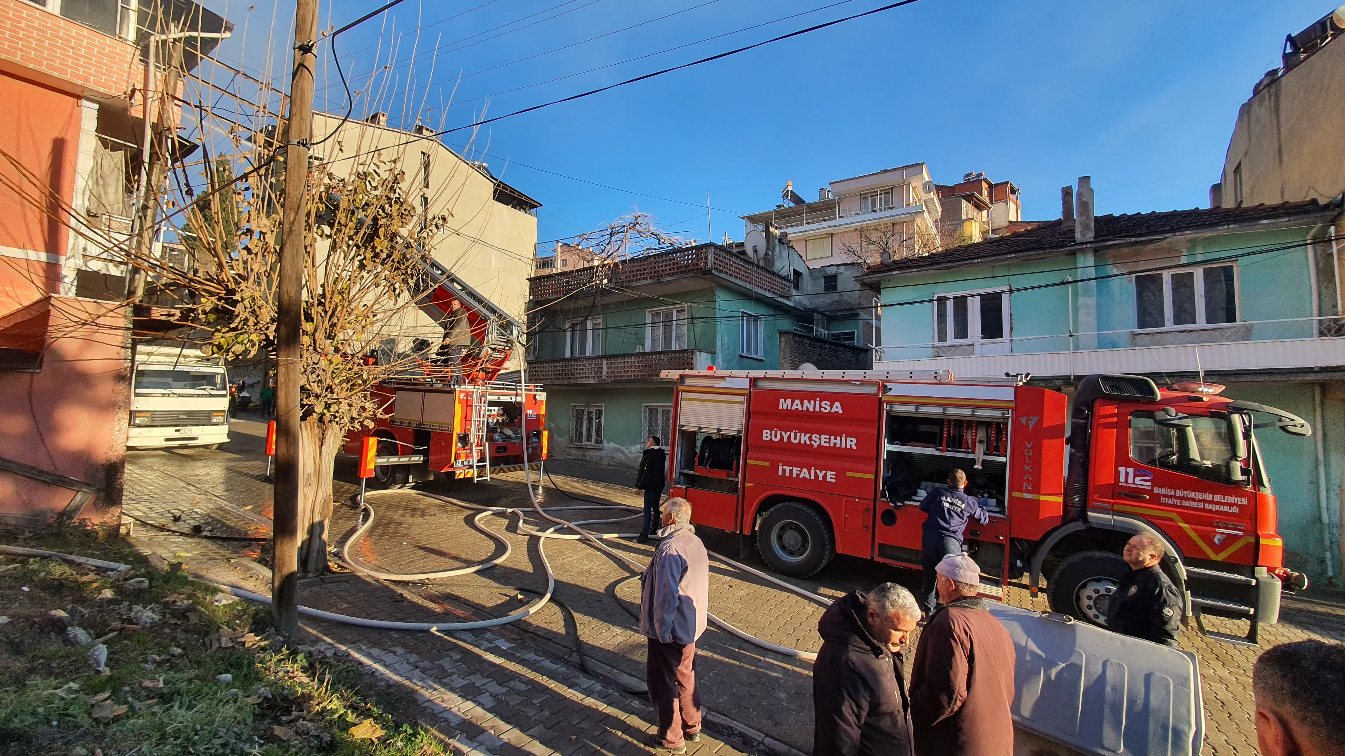 Demirci'de Ev Yangını Hasara Neden Oldu! (1)