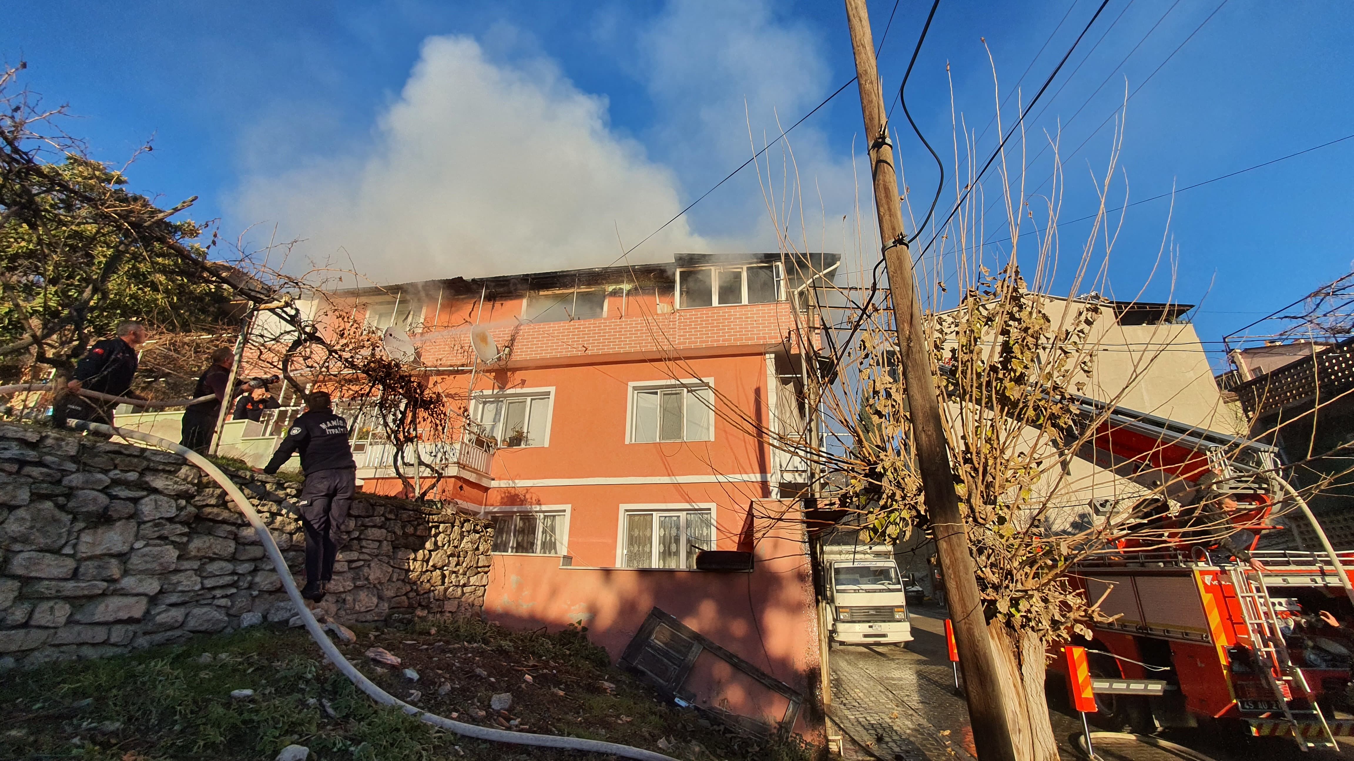 Demirci'de Ev Yangını Hasara Neden Oldu! (2)