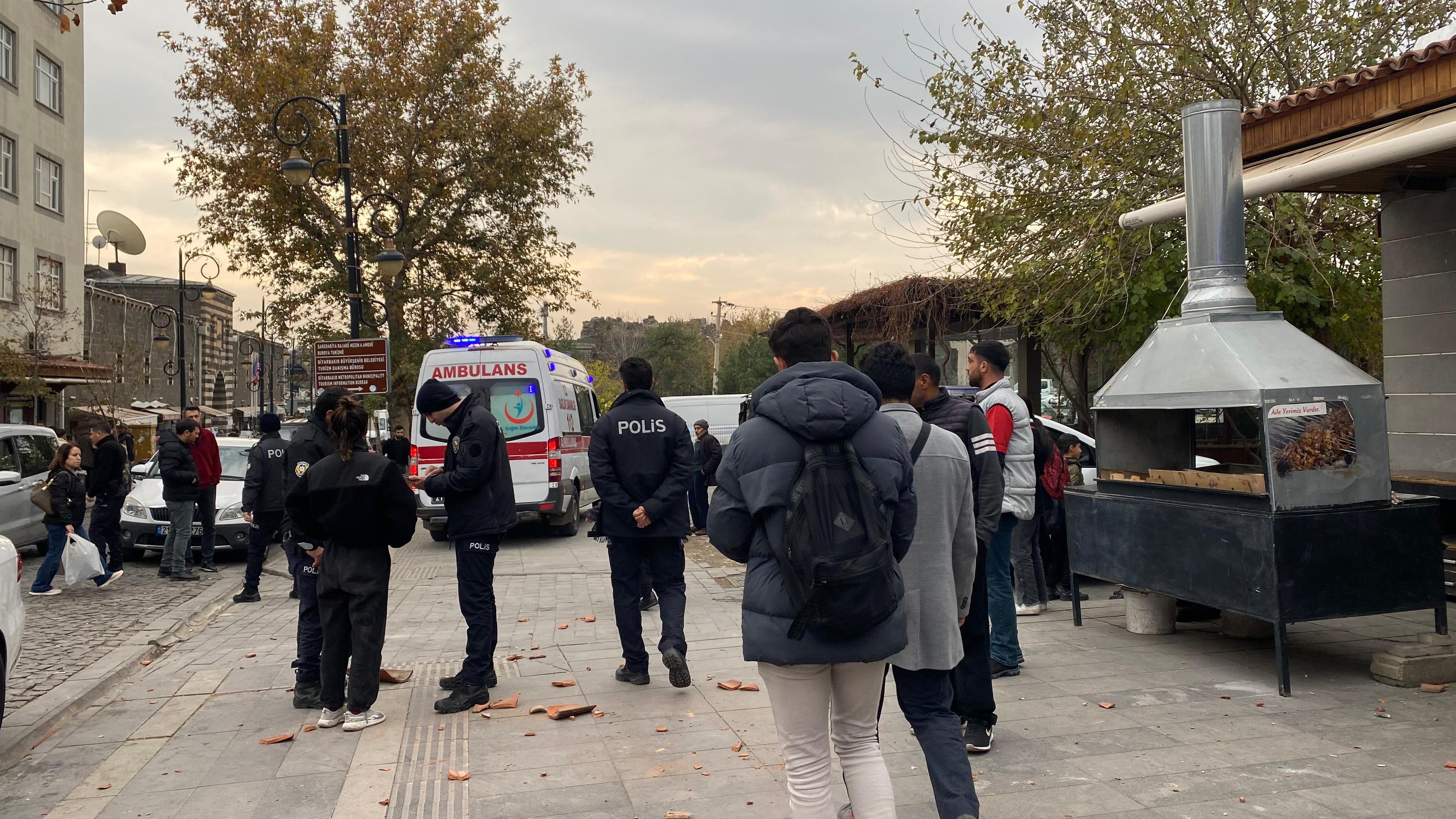 Diyarbakır’ın Merkez Sur Ilçesinde Kebapçı Dükkanlarında Tartışan Baba Oğul, Iş Yerlerinin Damından Atlayarak Yaralandı (1)