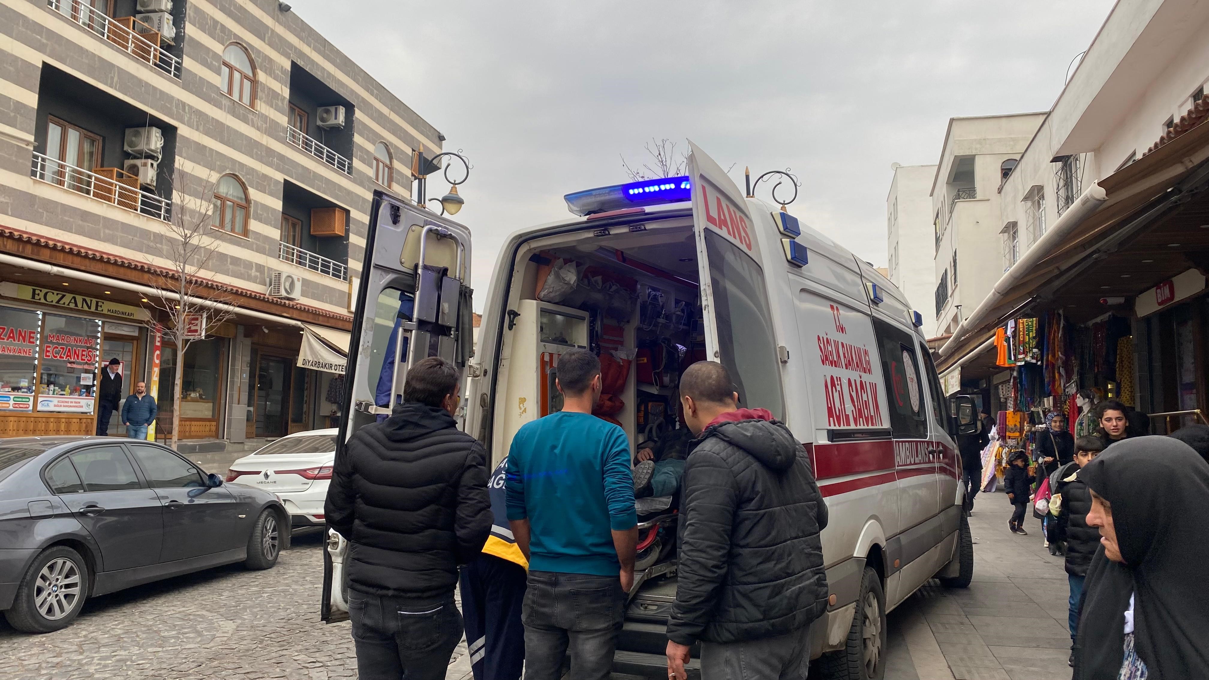 Diyarbakır’ın Merkez Sur Ilçesinde Kebapçı Dükkanlarında Tartışan Baba Oğul, Iş Yerlerinin Damından Atlayarak Yaralandı (4)