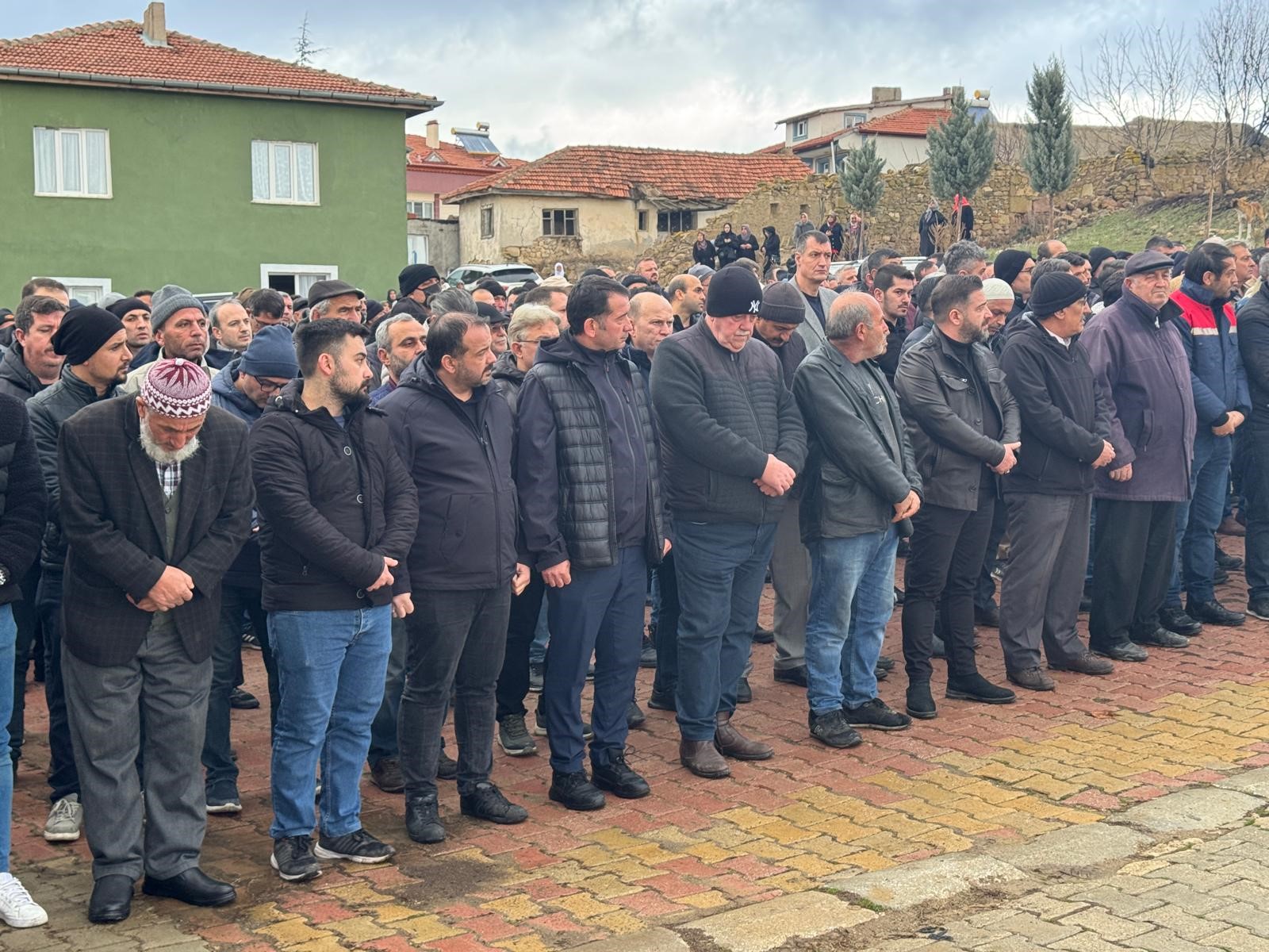 Eskişehir'deki Akrabalarını Ziyarete Giderken Meydana Gelen Kazada Hayatını Kaybeden Çetin Çifti, Memleketleri Olan Afyonkarahisar'da Gözyaşları Arasında Toprağa Verildi. (2)