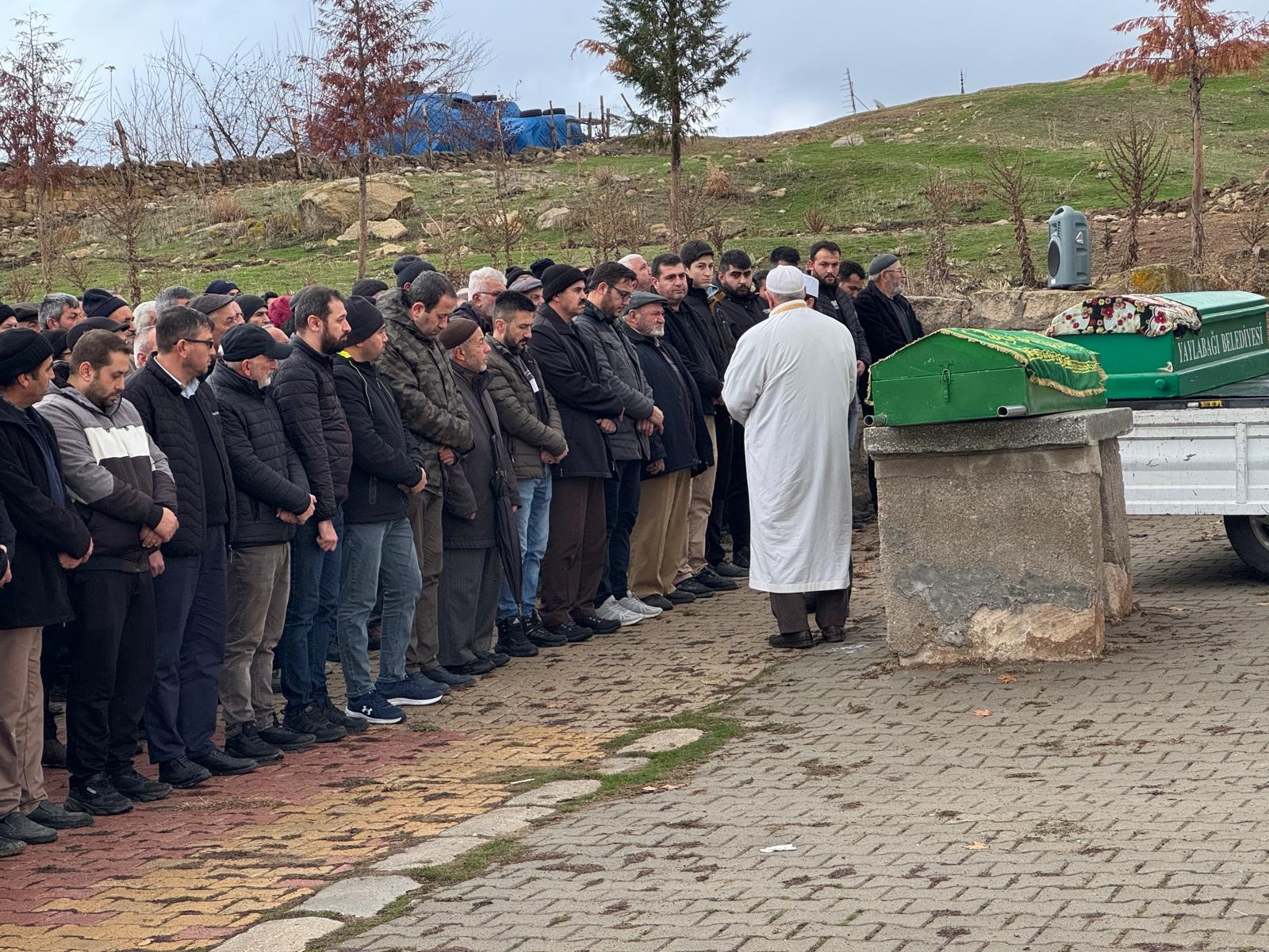 Eskişehir'deki Akrabalarını Ziyarete Giderken Meydana Gelen Kazada Hayatını Kaybeden Çetin Çifti, Memleketleri Olan Afyonkarahisar'da Gözyaşları Arasında Toprağa Verildi. (3)