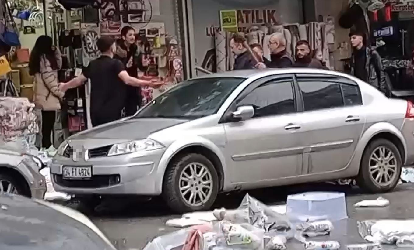 İstanbul Esenyurt’ta Bir Züccaciye Dükkanına Gelen Genç, Kasiyerle Tartışmasının Ardından Ortalığı Birbirine Kattı. (1)