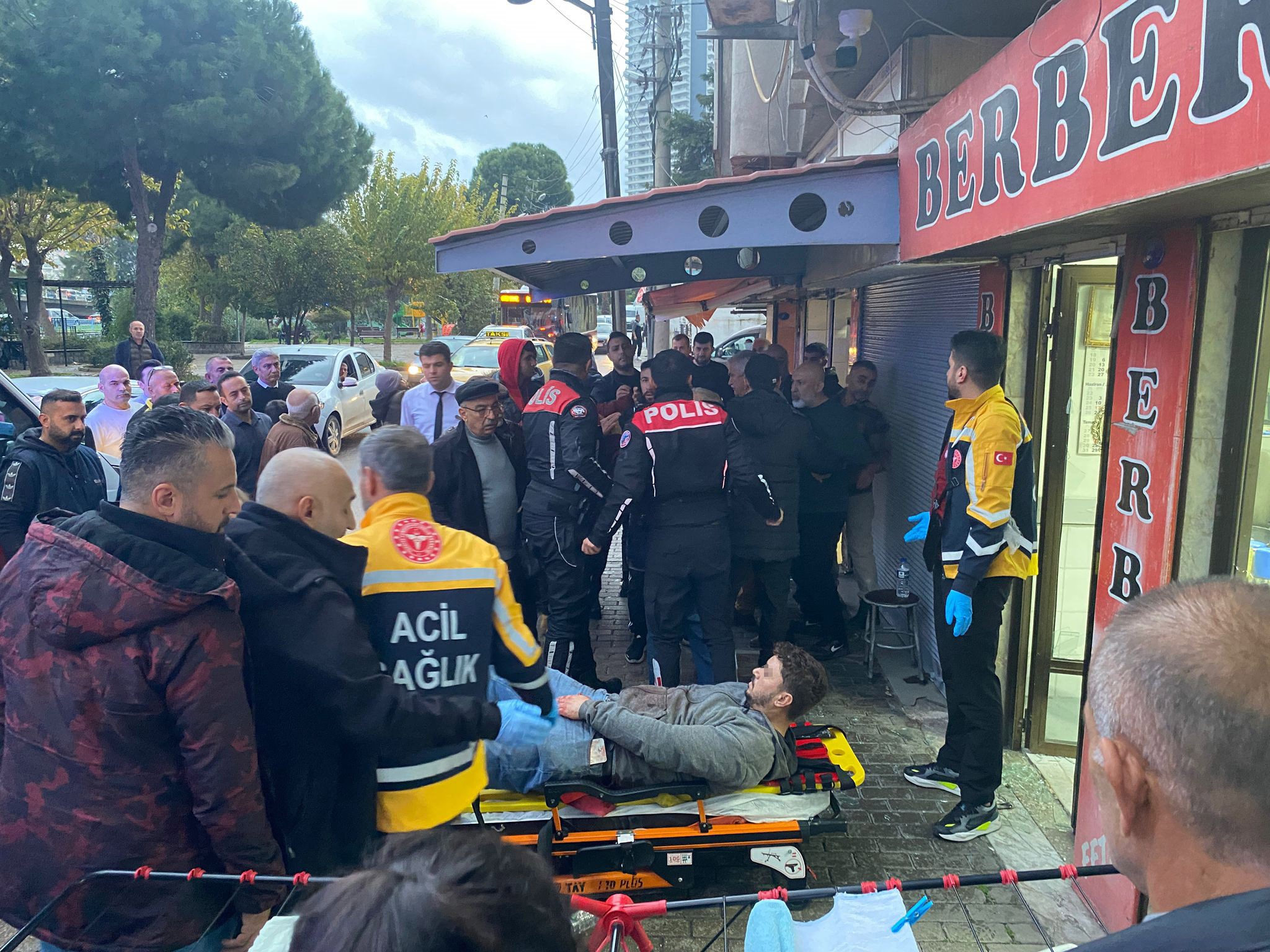 İzmir'de Berbere Silahlı Saldırı 4 Yerinden Vurup Kaçtı (1)