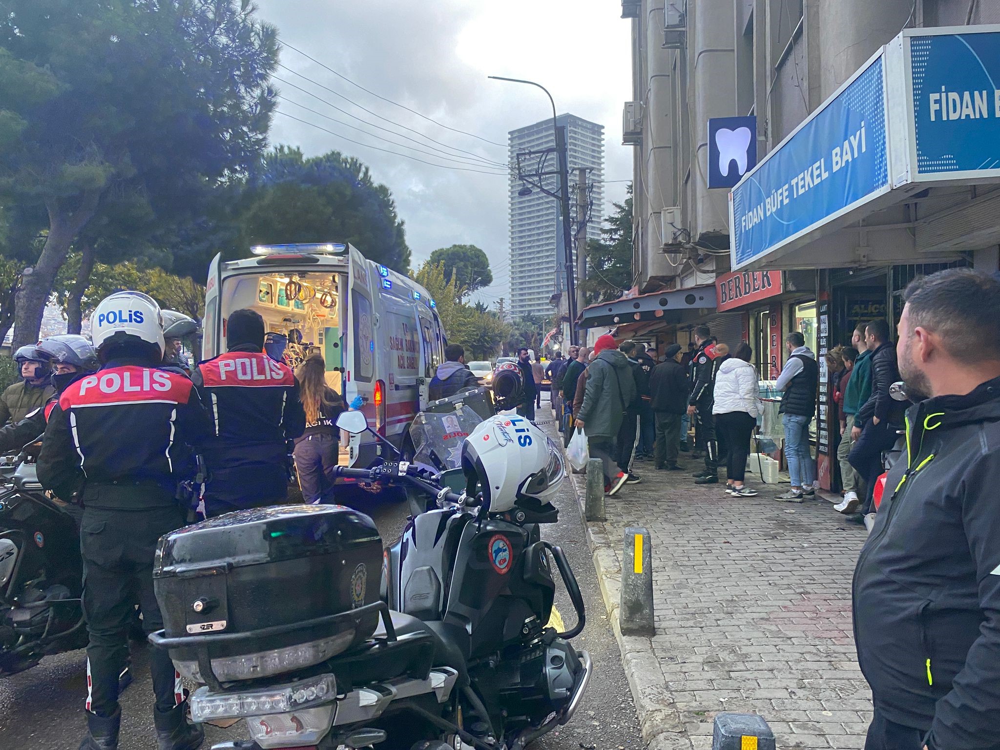 İzmir'de Berbere Silahlı Saldırı 4 Yerinden Vurup Kaçtı (3)