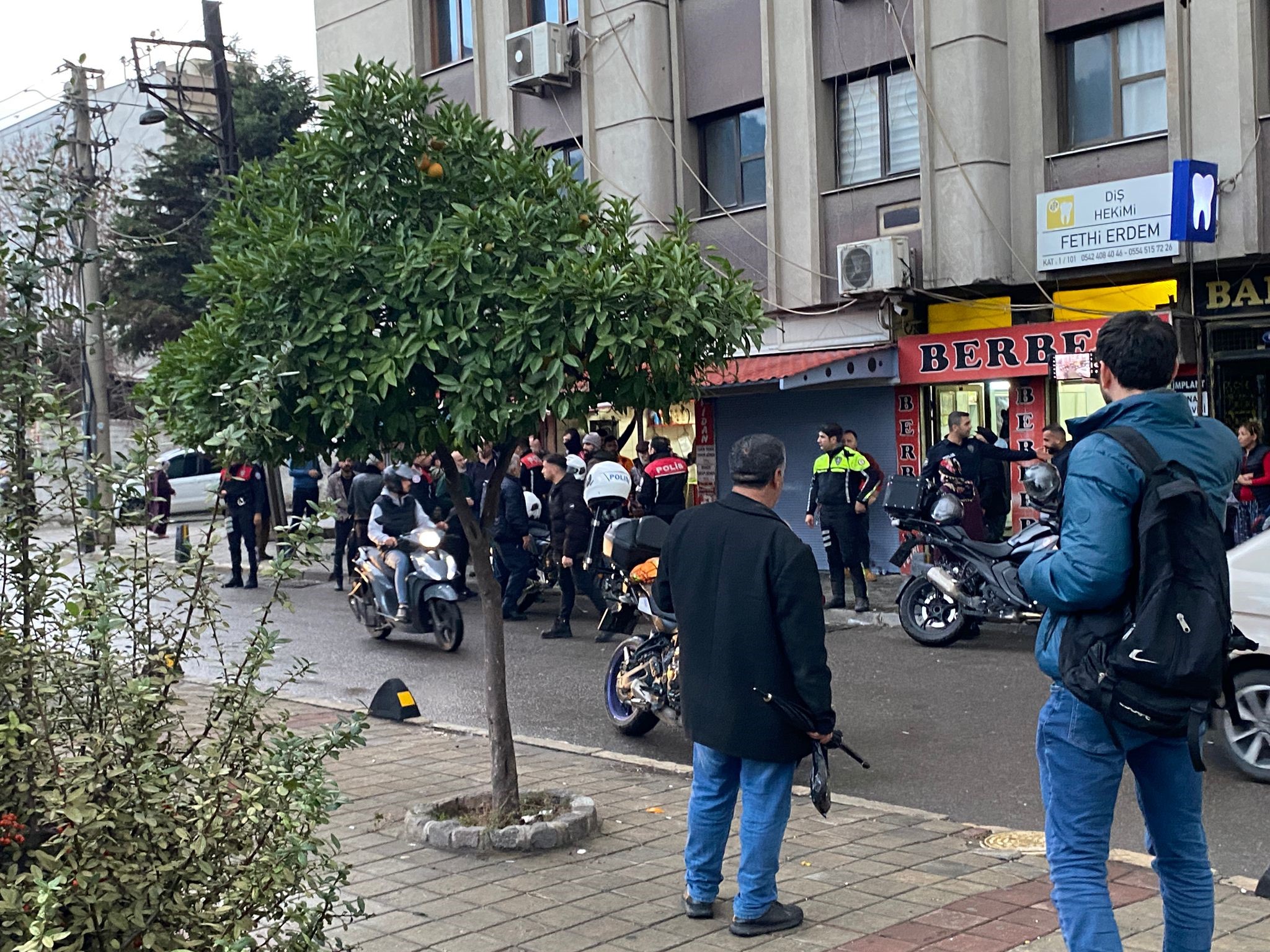 İzmir'de Berbere Silahlı Saldırı 4 Yerinden Vurup Kaçtı (4)