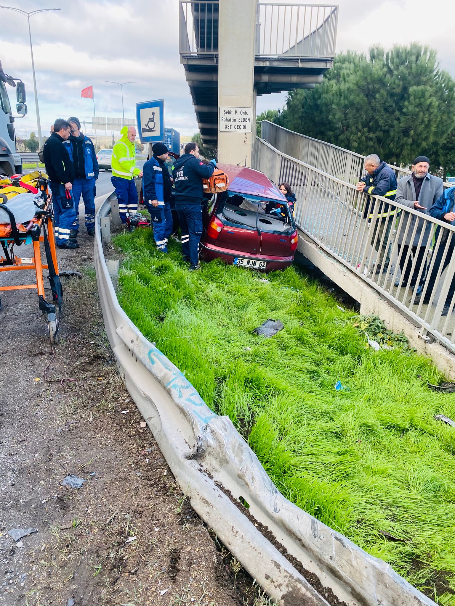 İzmir'in Aliağa Ilçesinde, Kontrolden Çıkarak Üst Geçidin Ayağına Çarpan Bir Otomobilin Sürücüsü Hayatını Kaybederken 1 Kişi De Yaralandı (4)