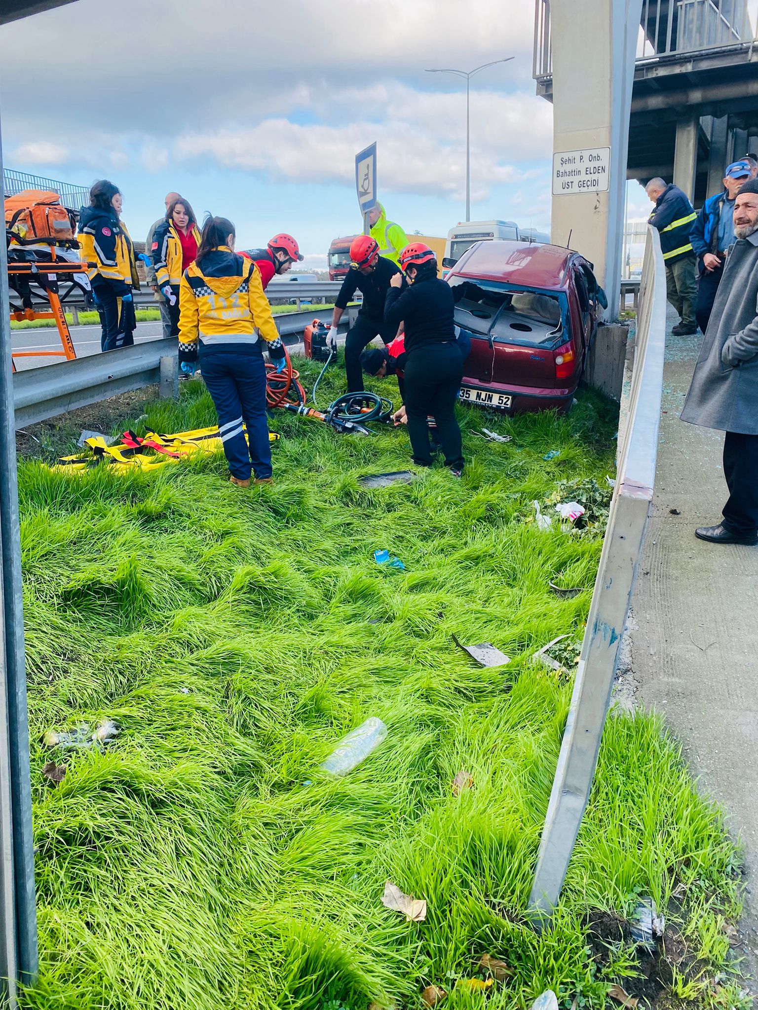 İzmir'in Aliağa Ilçesinde, Kontrolden Çıkarak Üst Geçidin Ayağına Çarpan Bir Otomobilin Sürücüsü Hayatını Kaybederken 1 Kişi De Yaralandı (5)