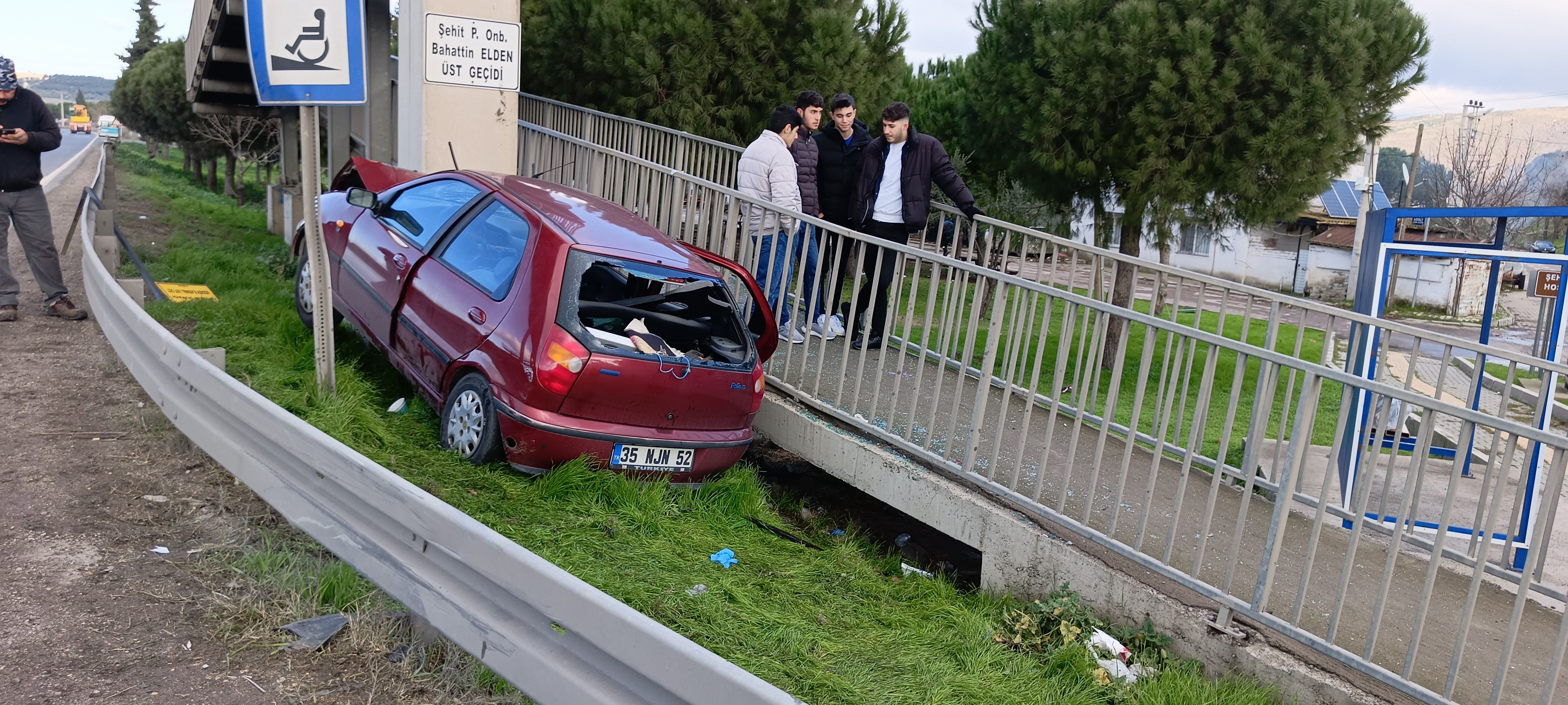 İzmir'in Aliağa Ilçesinde, Kontrolden Çıkarak Üst Geçidin Ayağına Çarpan Bir Otomobilin Sürücüsü Hayatını Kaybederken 1 Kişi De Yaralandı (6)