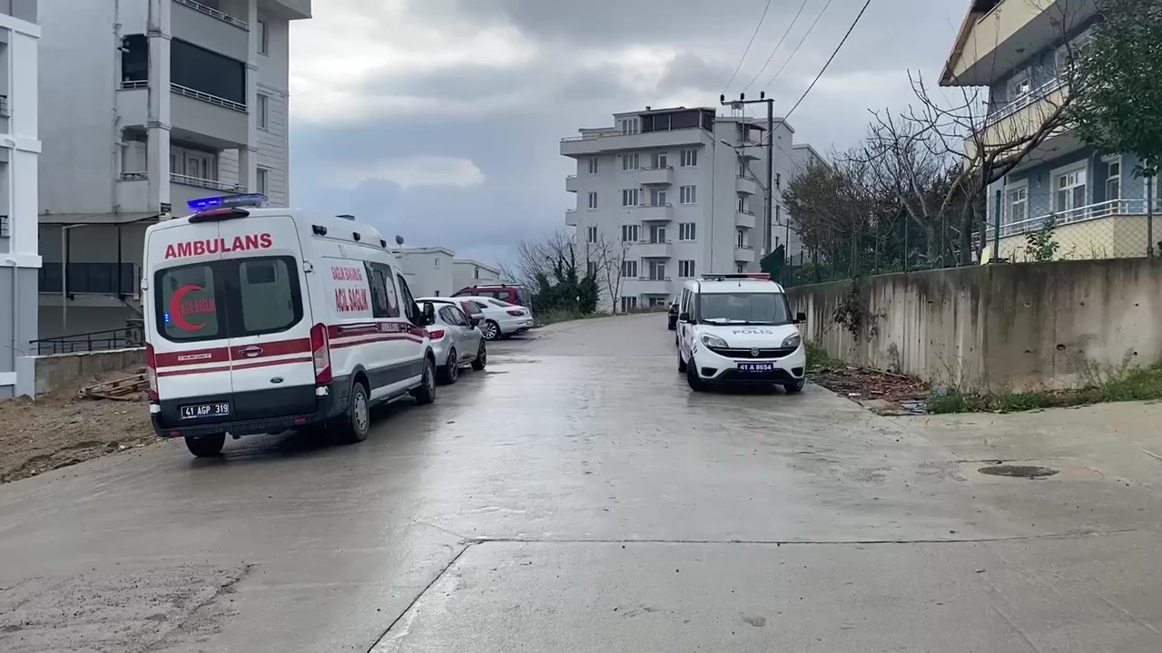 Kocaeli'nin İzmit Ilçesinde Bir Kadın, Tartıştığı Kocasını Omzundan Bıçaklayarak Yaraladı. (2)