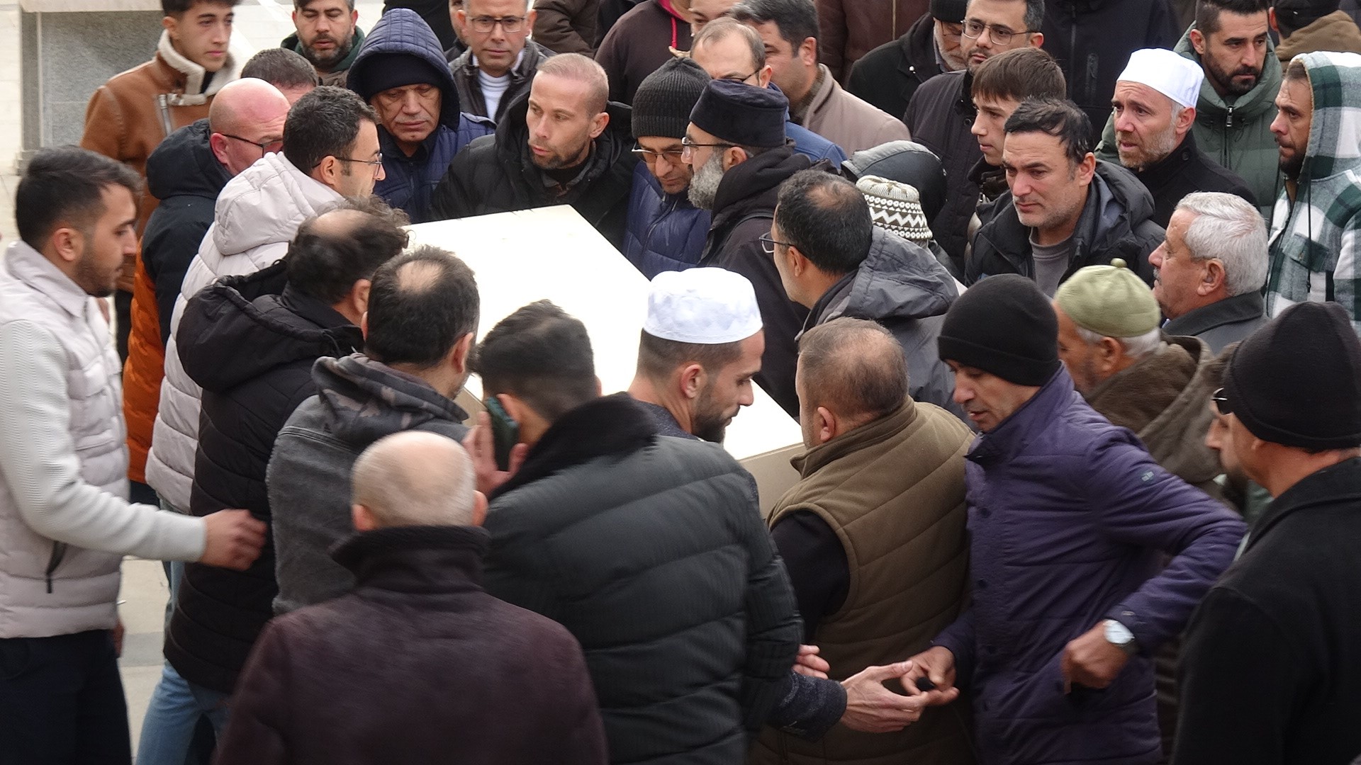 Konya'da Trafikte Tartıştığı Kişilerce Bıçaklanarak Öldürülen Üniversiteli Taksici Eren Peker, Memleketi Karaman'da Toprağa Verildi. (2)