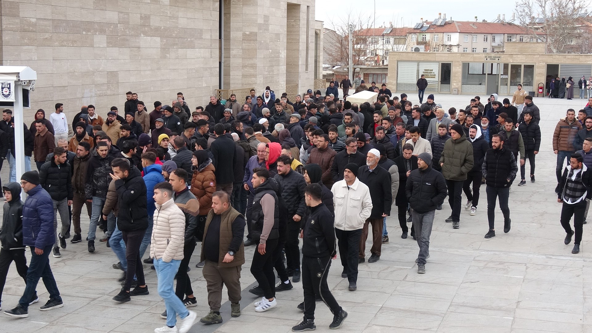 Konya'da Trafikte Tartıştığı Kişilerce Bıçaklanarak Öldürülen Üniversiteli Taksici Eren Peker, Memleketi Karaman'da Toprağa Verildi. (3)