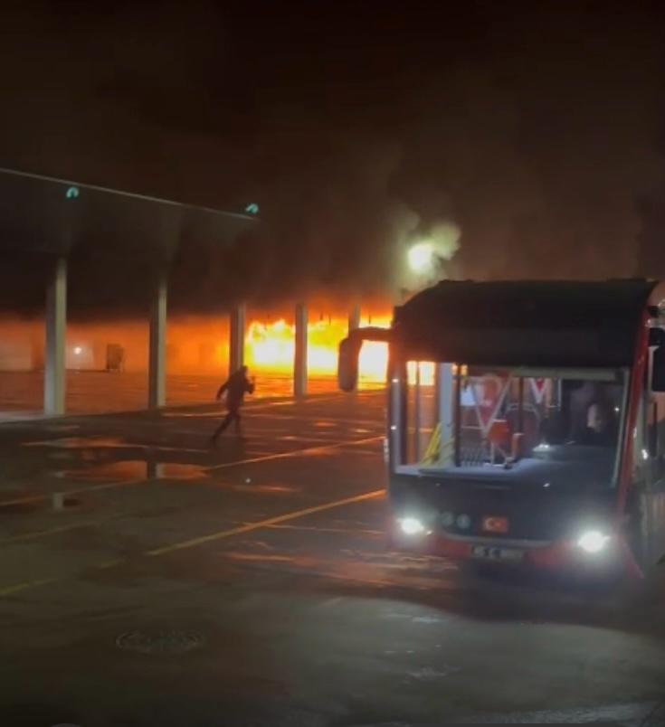 Manisa Terminalinde Yangın Elektrikli Otobüs Alev Topuna Döndü (1)