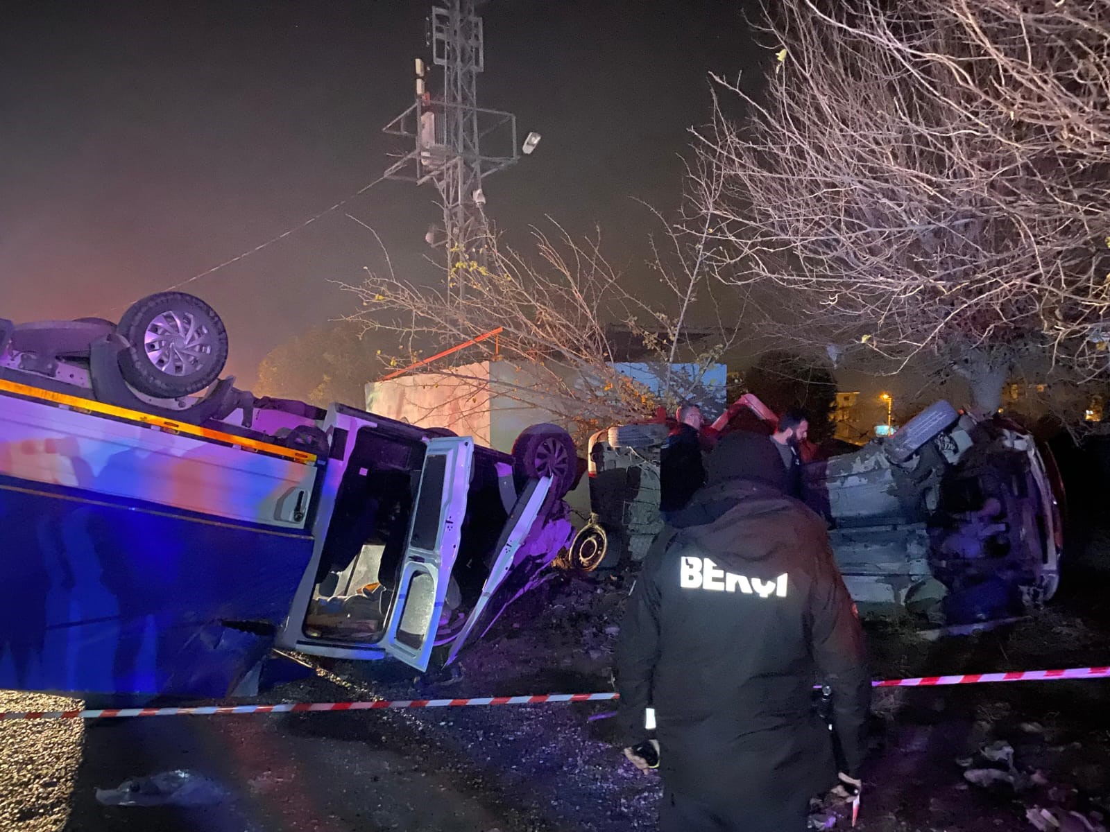 Manisa'da Feci Kaza... Hafif Ticari Araç Ile Işçi Taşıyan Kamyonet Çarpıştı (2)