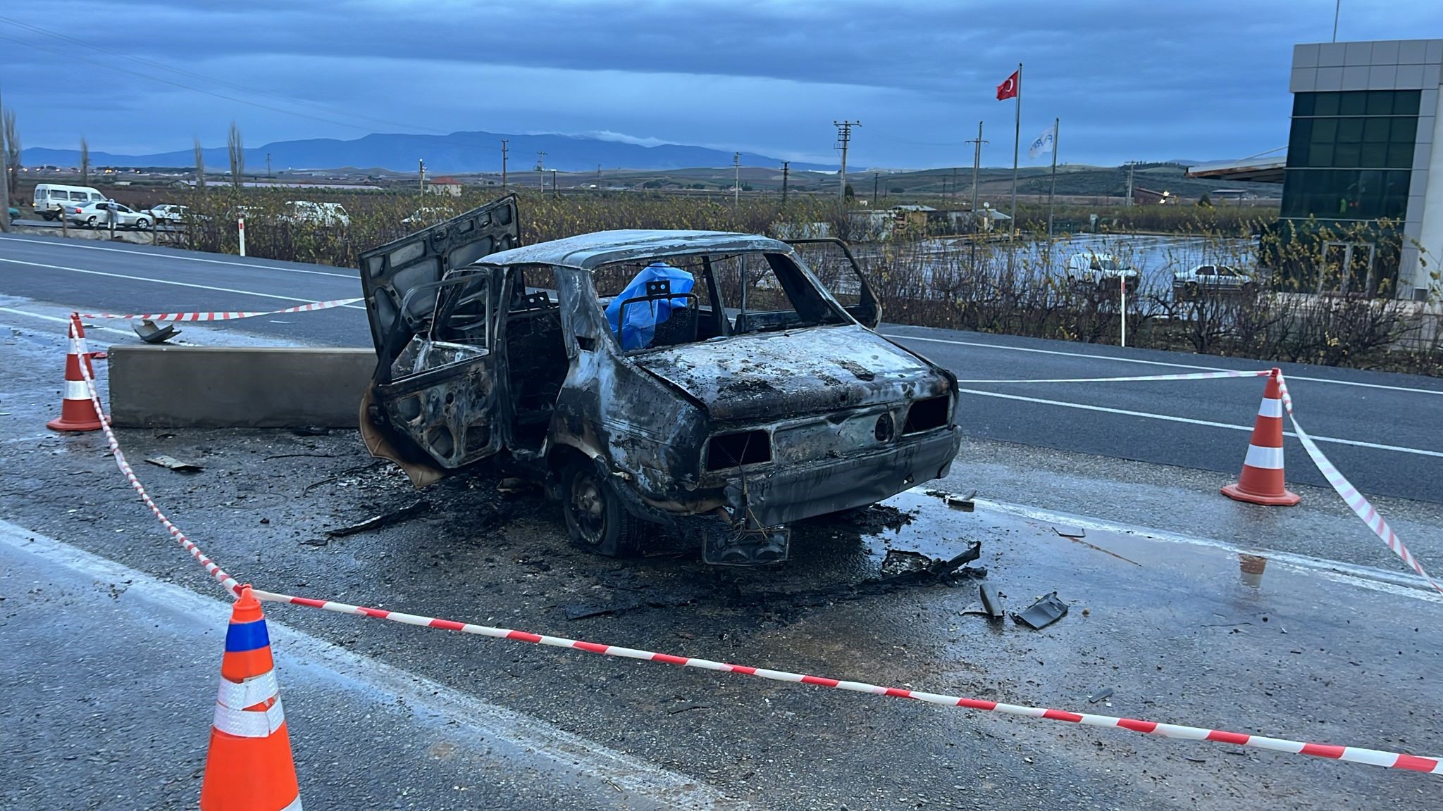 Manisa'da Hareket Halindeki Araç Alev Topuna Döndü 2 Ölü (1)