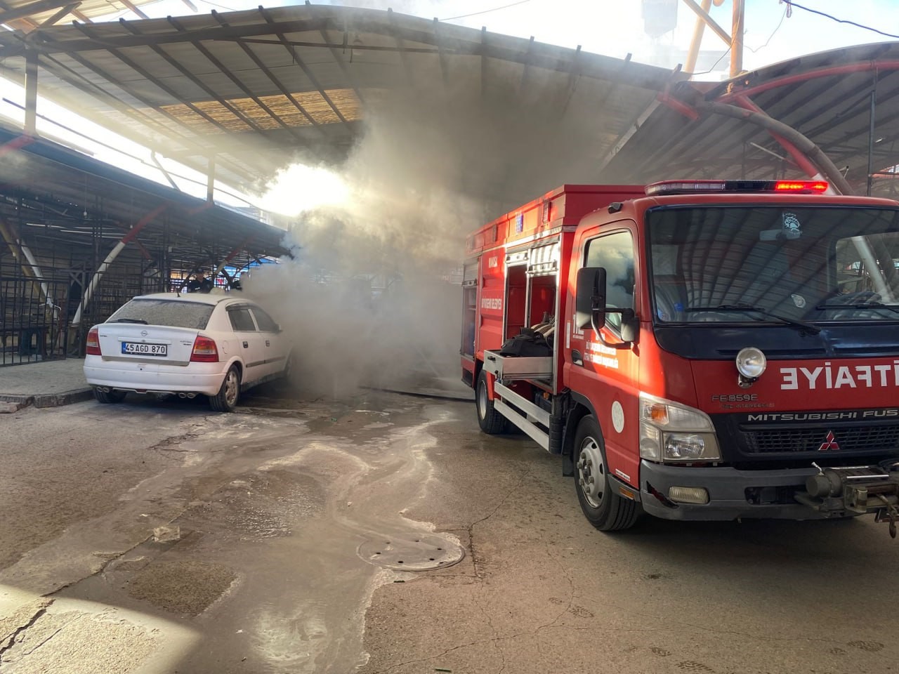 Manisa'da Park Halindeki Araç Alev Aldı (2)