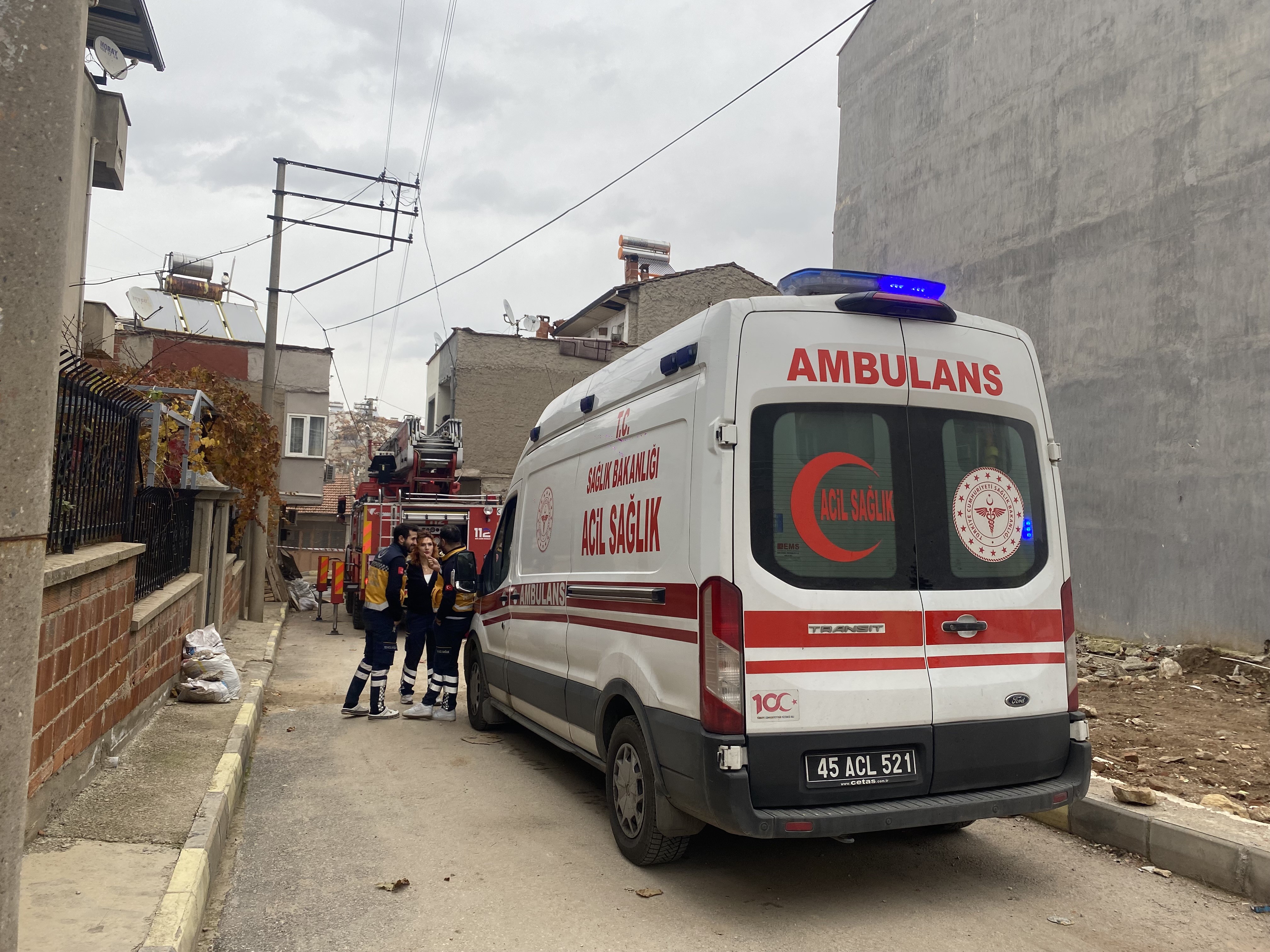 Manisa'nın Alaşehir Ilçesinde 2 Katlı Bir Binada Çıkan Yangın Korku Dolu Anla Yaşanmasına Neden Oldu (2)