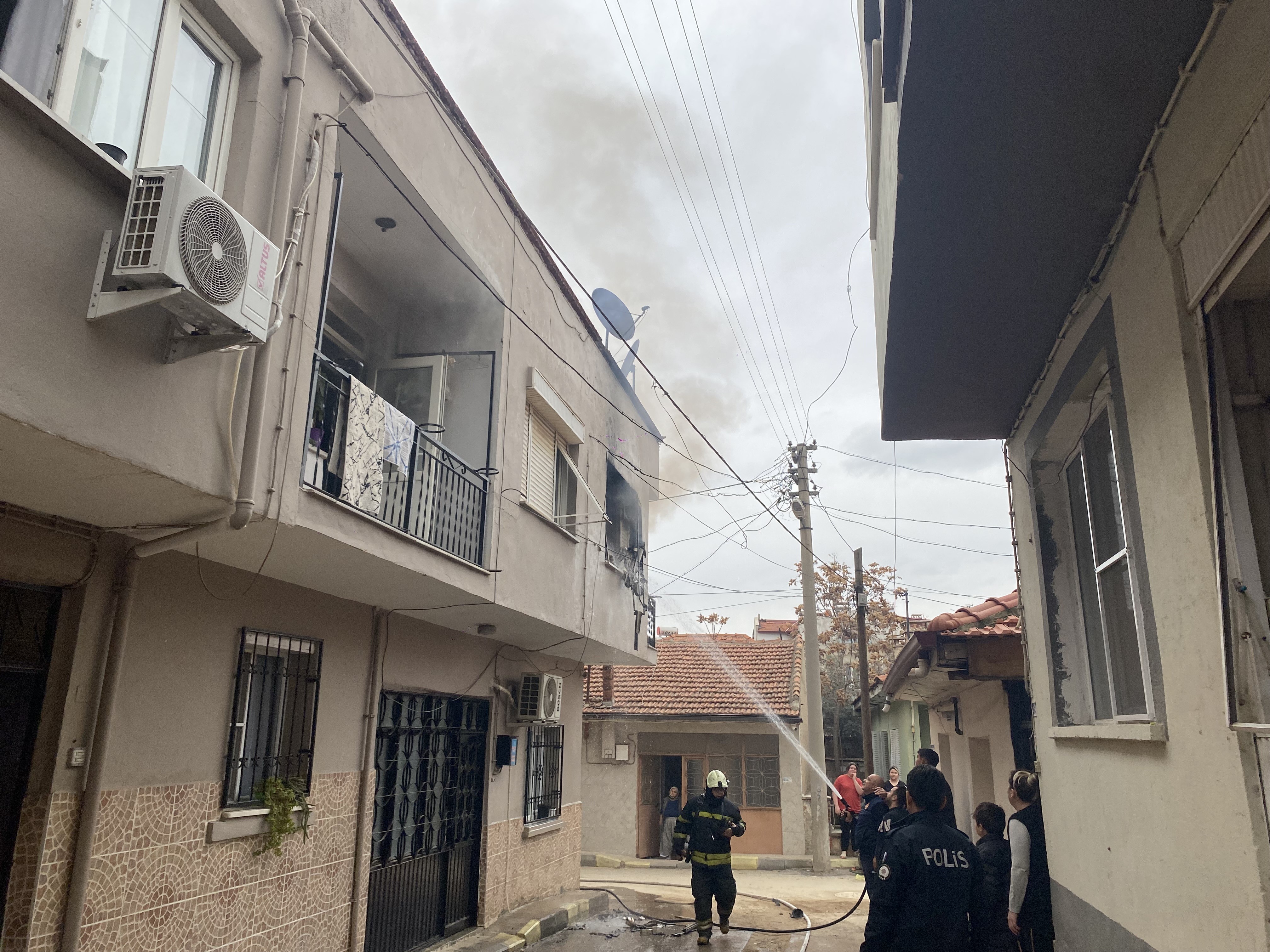 Manisa'nın Alaşehir Ilçesinde 2 Katlı Bir Binada Çıkan Yangın Korku Dolu Anla Yaşanmasına Neden Oldu (3)