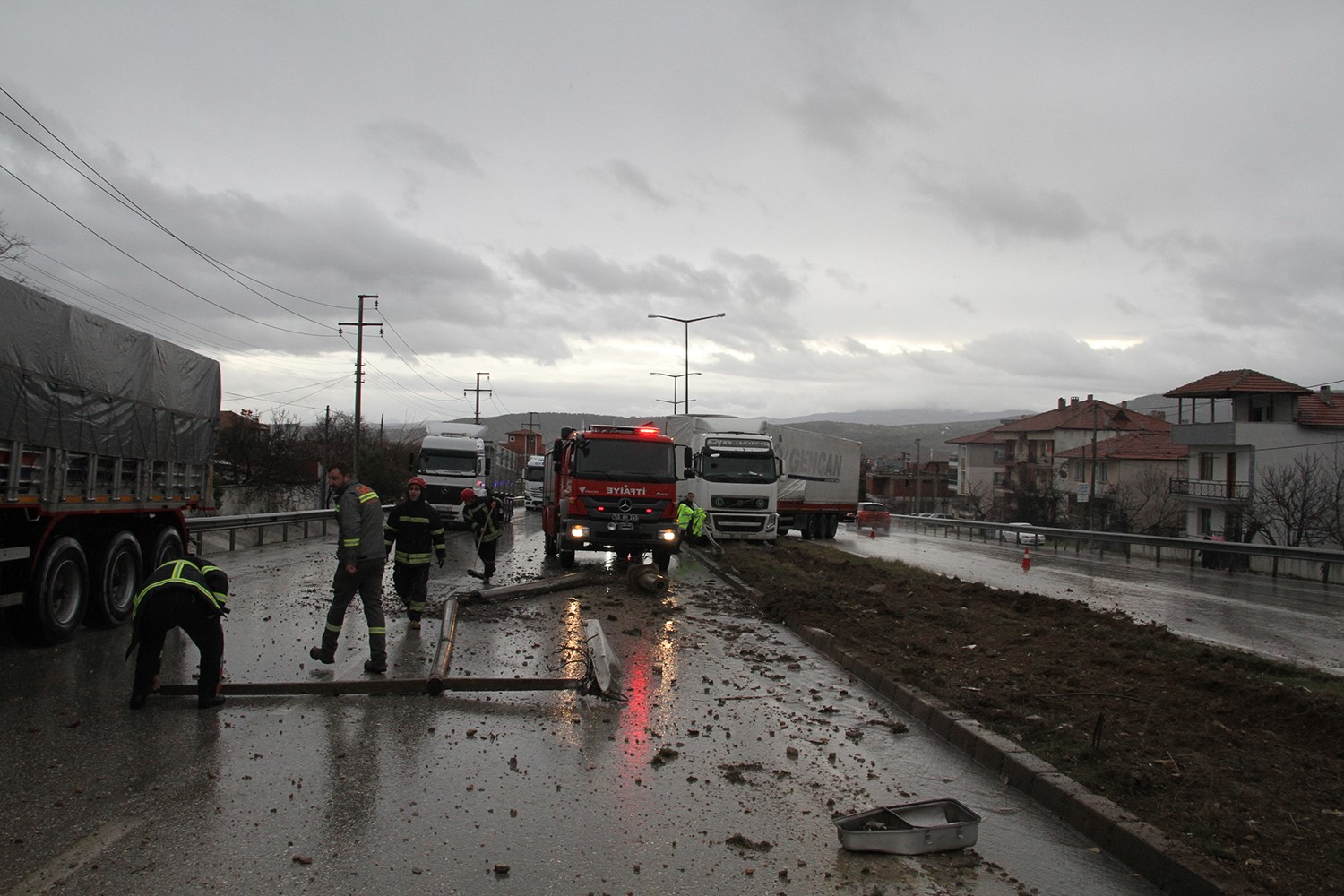 Manisa’nın Kula Ilçesinde Gece Saatlerinden Bu Yana Süren Yağmur Yağışının Da Etkisiyle Kayganlaşan Yolda Kontrolden Çıkan Tır, Orta Refüjdeki Aydınlatma Direklerini Devirdi (1)-1