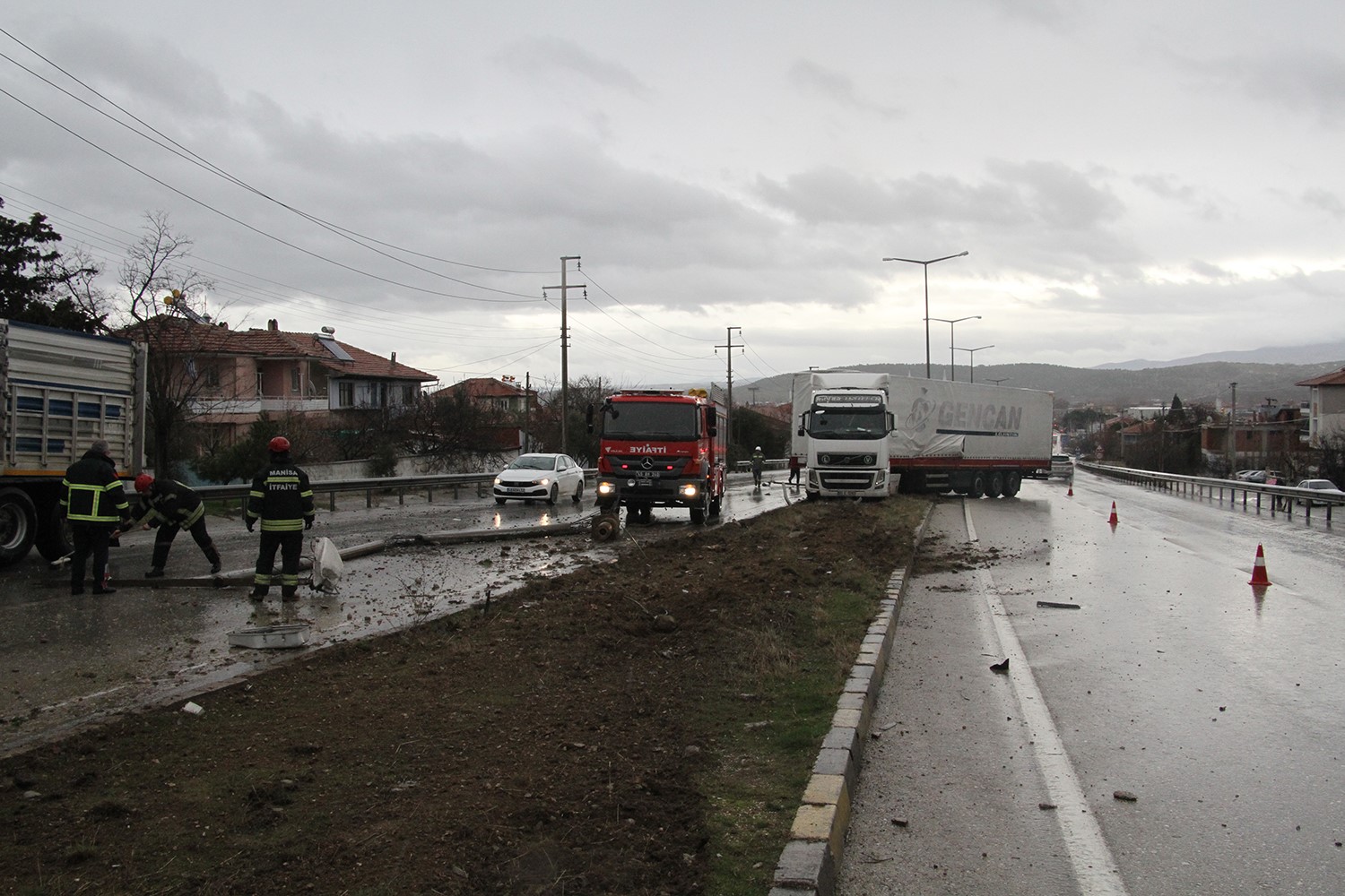 Manisa’nın Kula Ilçesinde Gece Saatlerinden Bu Yana Süren Yağmur Yağışının Da Etkisiyle Kayganlaşan Yolda Kontrolden Çıkan Tır, Orta Refüjdeki Aydınlatma Direklerini Devirdi (4)