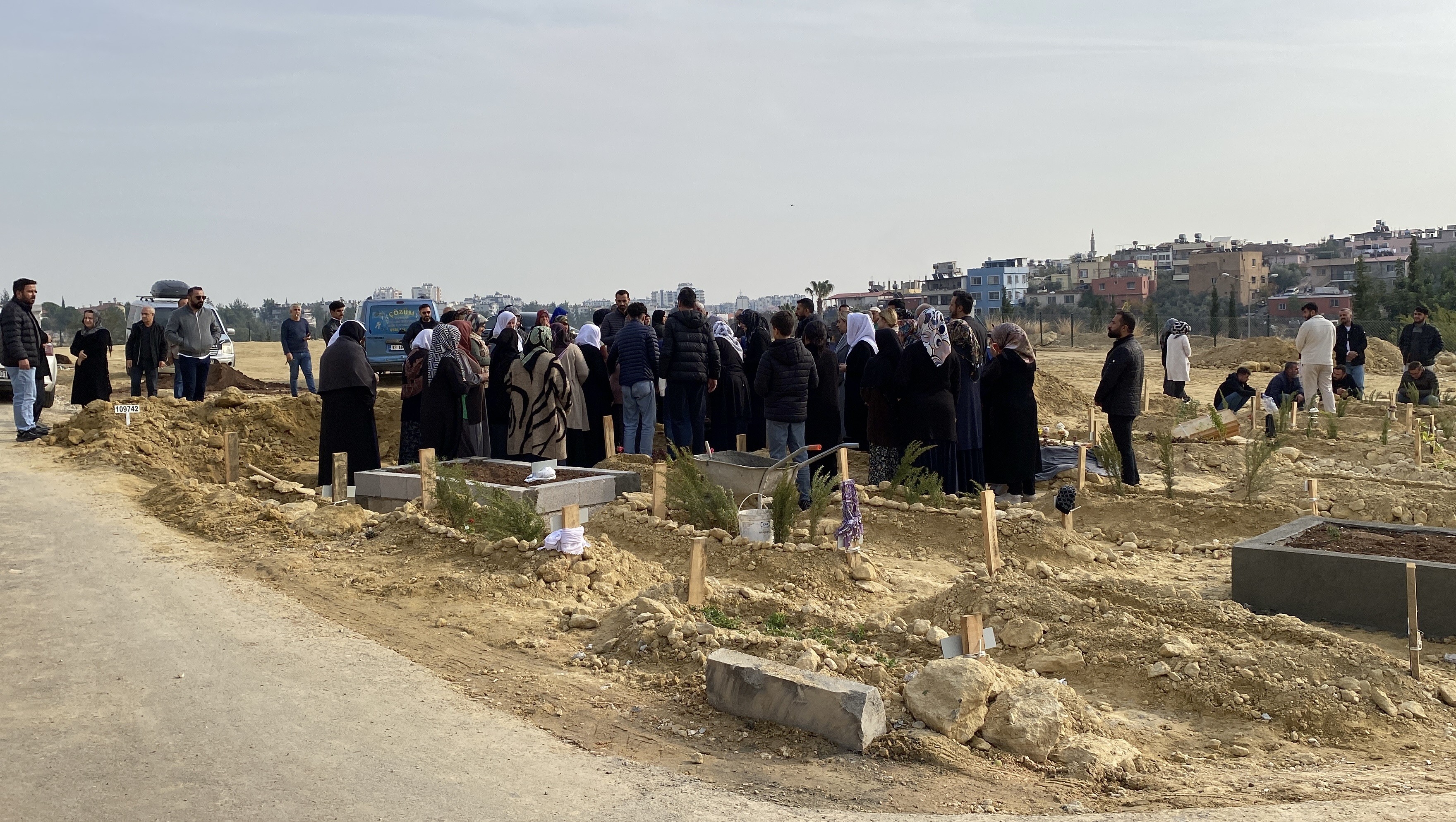 Mersin'de Babası Tarafından Öldürülen 8 Yaşındaki Çocuk, Annesinin De Defnedildiği Mezarlıkta Gözyaşları Arasında Toprağa Verildi (5)