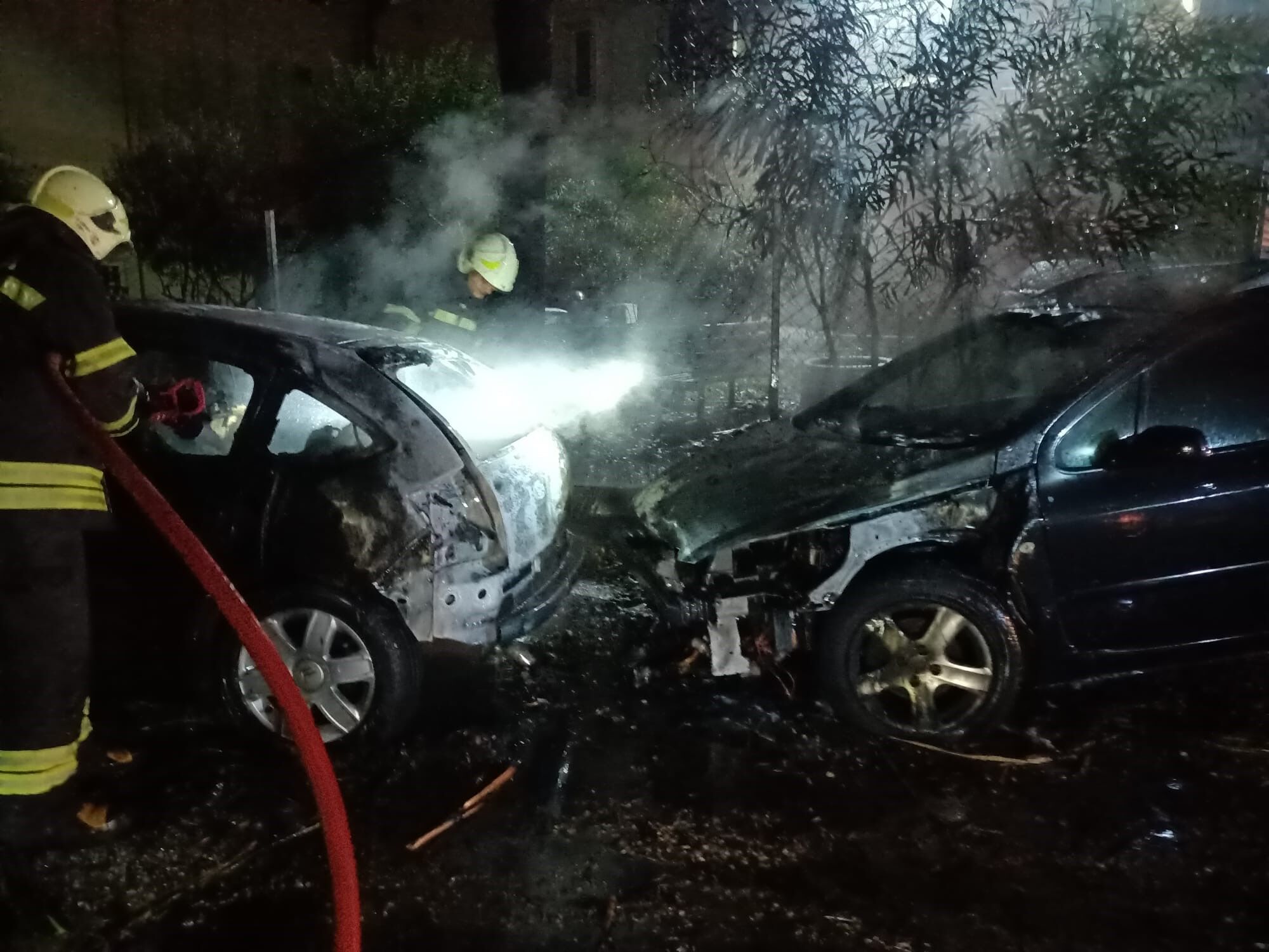 Muğla'nın Bodrum Ilçesinde Sanayi Sitesinde Palmiye Ağacına Yıldırım Düşmesi Nedeniyle Çıkan Yangında Park Halindeki 2 Otomobil Yandı. (1)-1