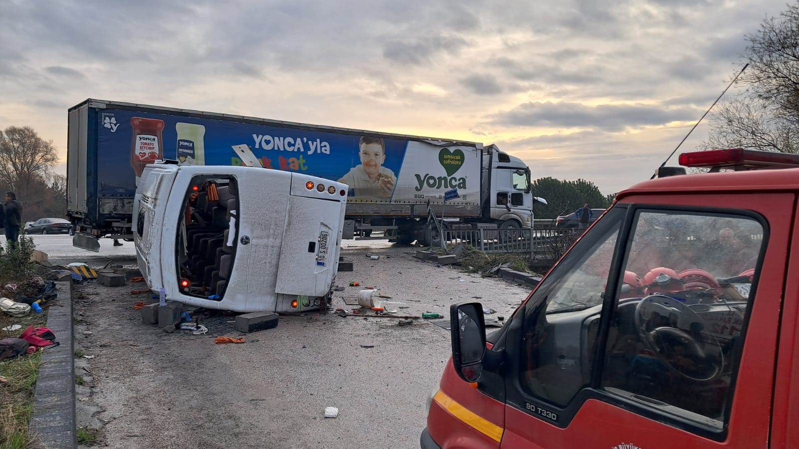 Öğrenci Servisi Ve Tır Çarpıştı Sayıda Yaralı Var (3)