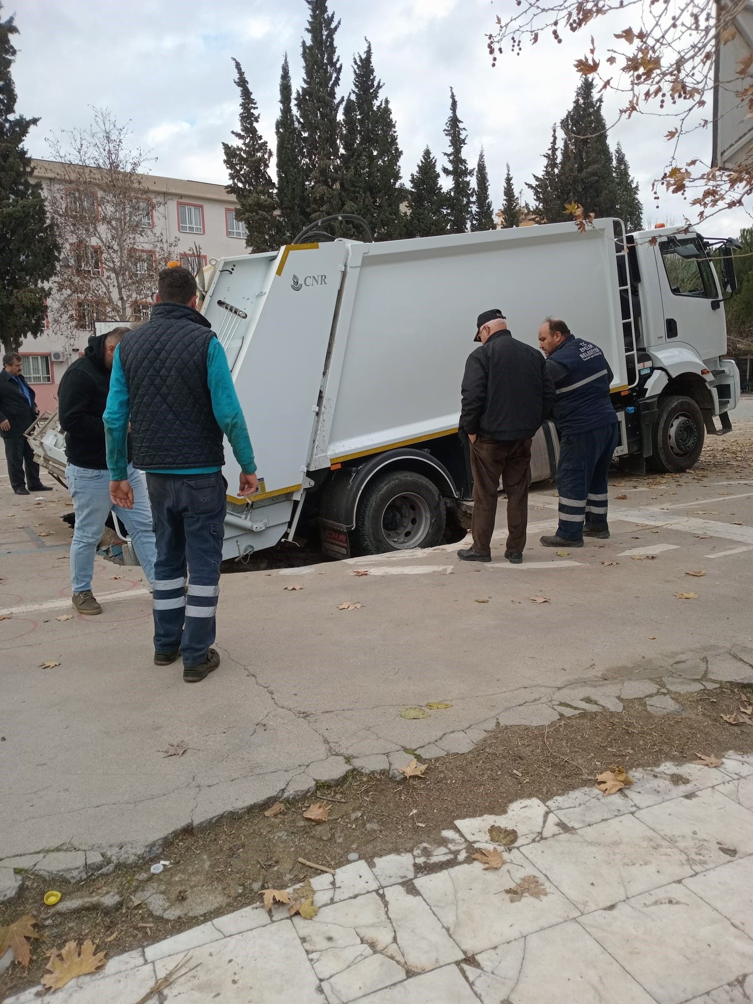 Okuldaki Basketbol Sahası Çöktü, Çöp Kamyonu Çukura Düştü (1)