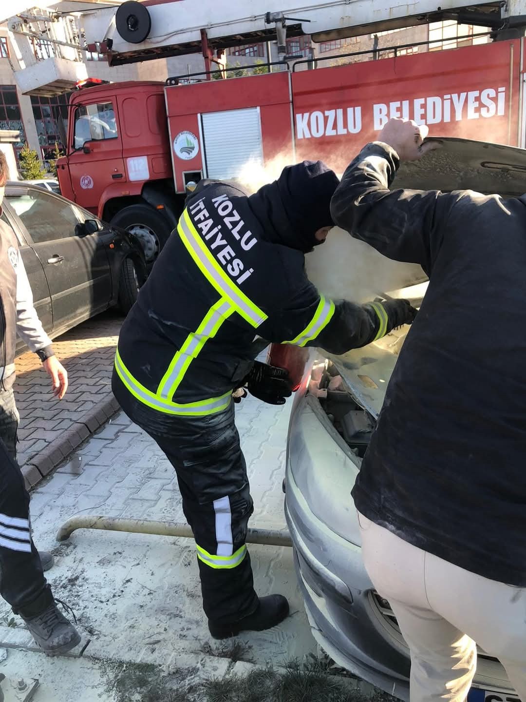 Park Halindeki Otomobil Alev Aldı (2)